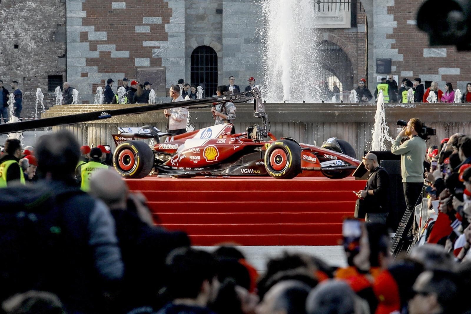 Tifosi Ferrari in delirio a Milano per Hamilton e Leclerc