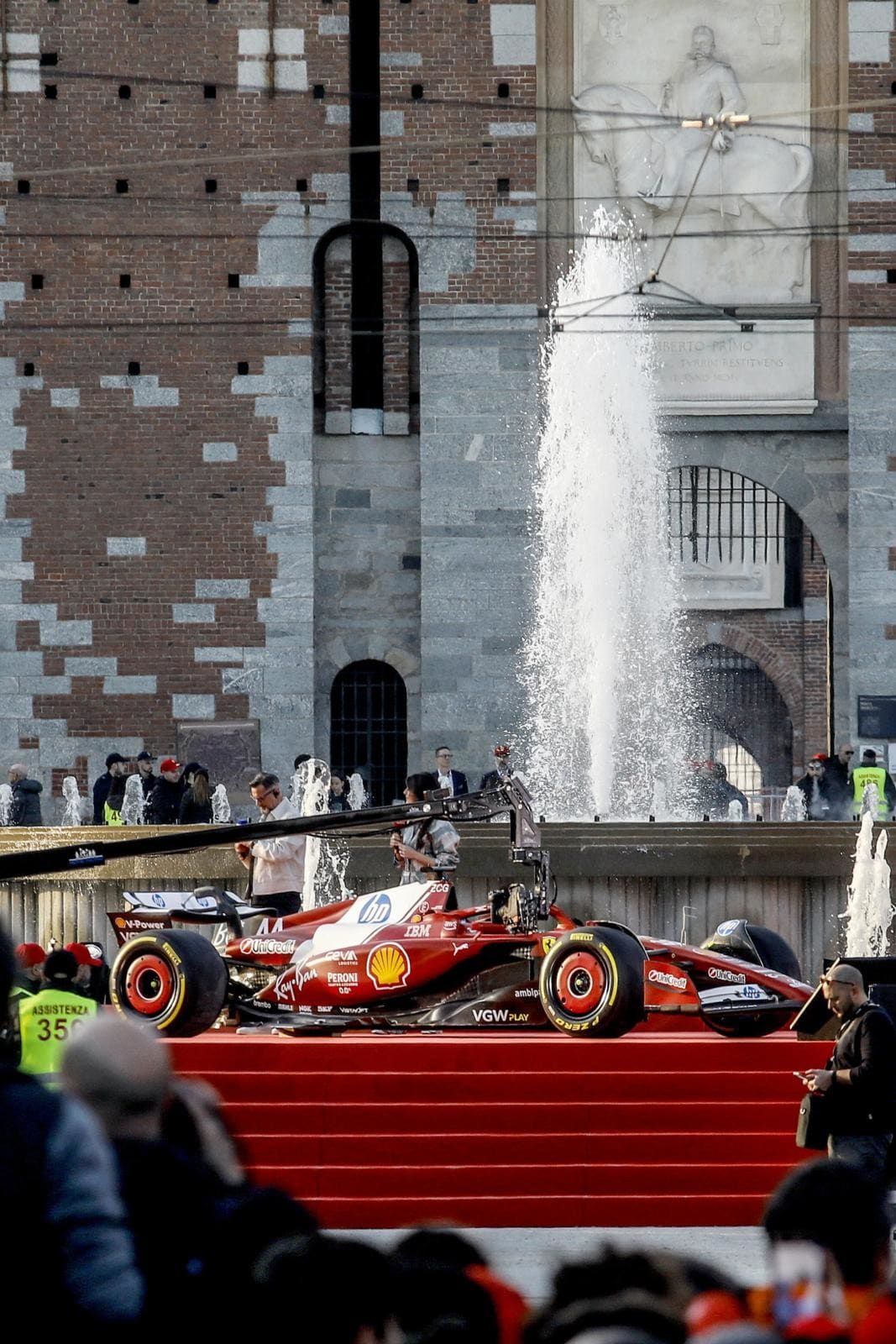 Tifosi Ferrari in delirio a Milano per Hamilton e Leclerc