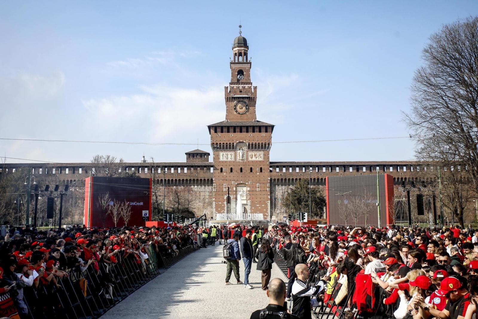 Tifosi Ferrari in delirio a Milano per Hamilton e Leclerc