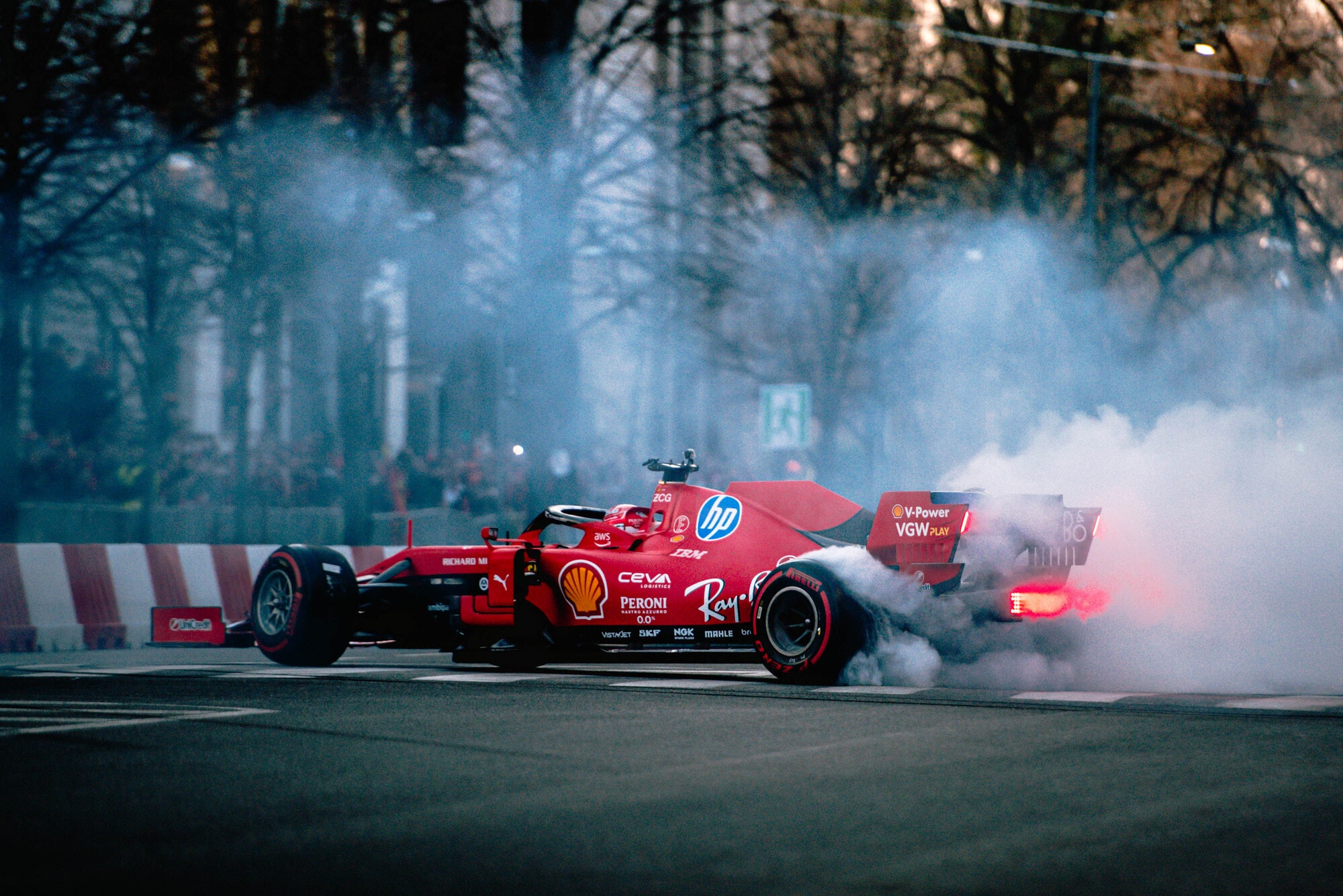Tifosi Ferrari in delirio a Milano per Hamilton e Leclerc
