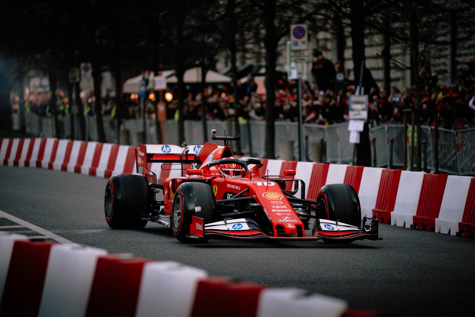 Tifosi Ferrari in delirio a Milano per Hamilton e Leclerc