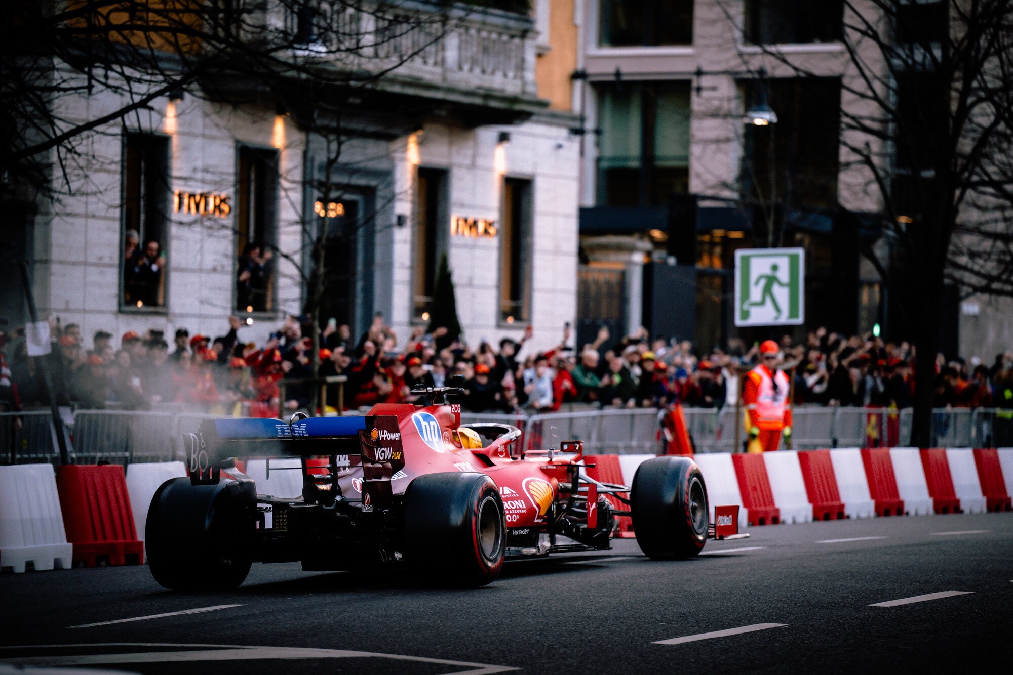 Tifosi Ferrari in delirio a Milano per Hamilton e Leclerc