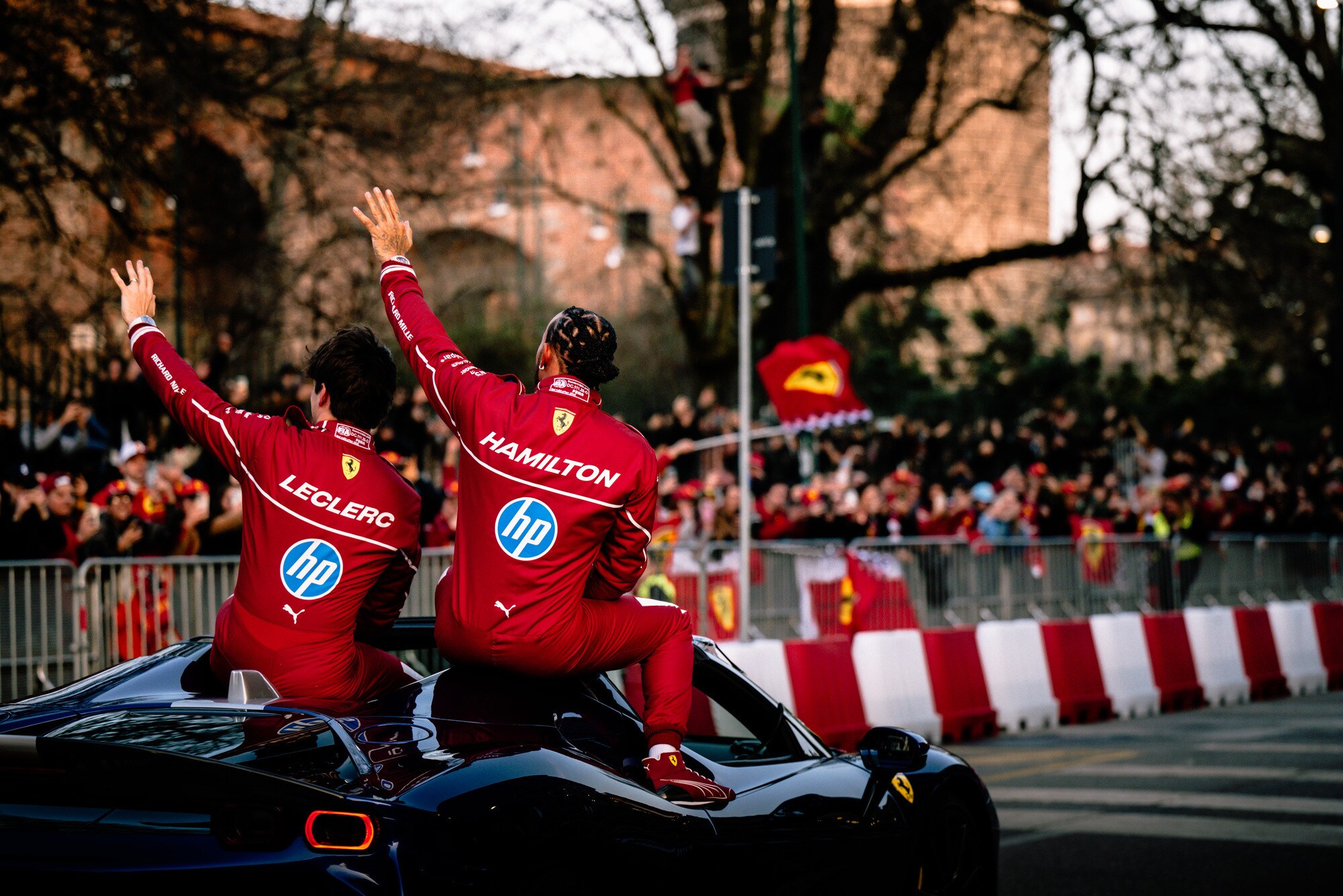 Tifosi Ferrari in delirio a Milano per Hamilton e Leclerc