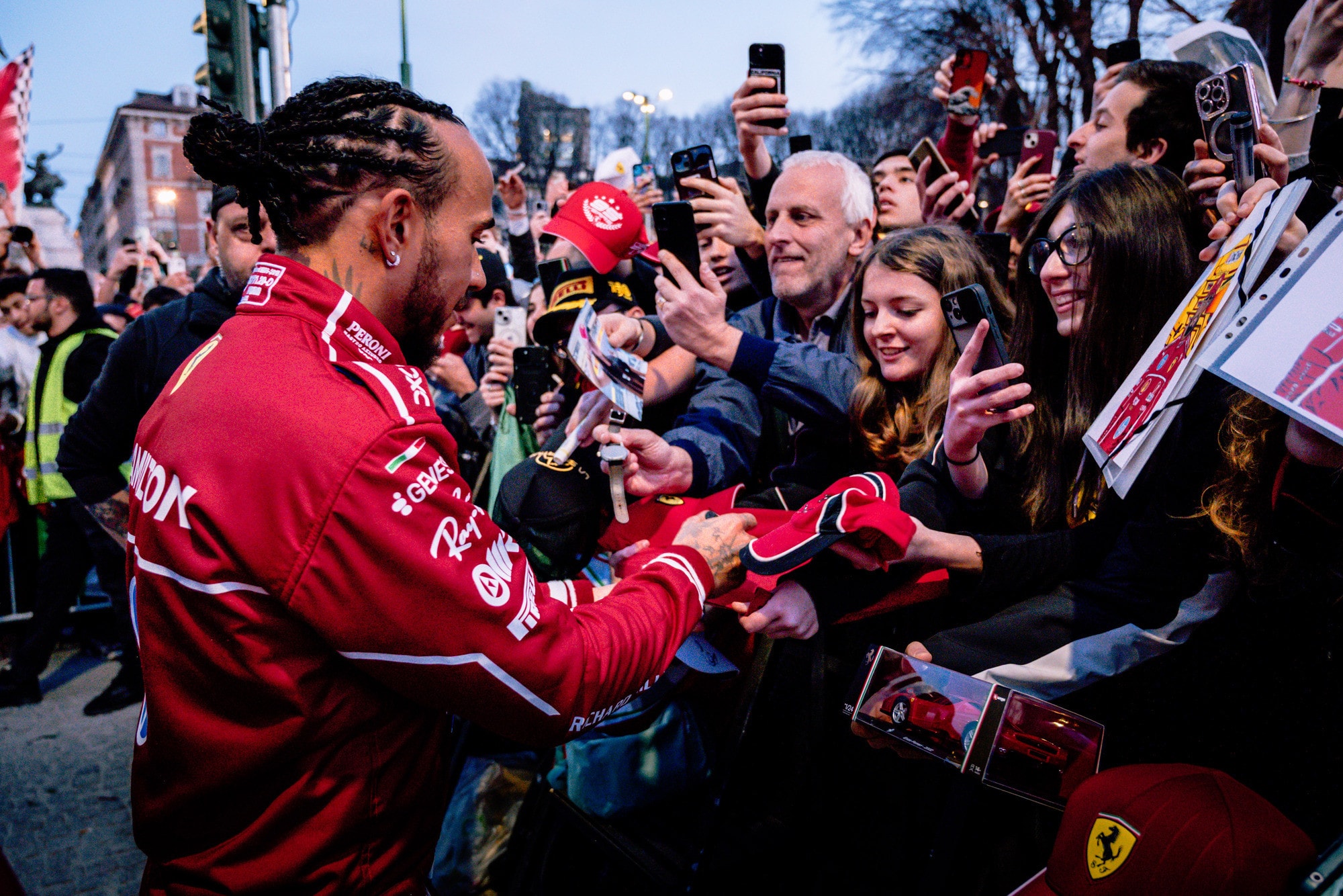 Tifosi Ferrari in delirio a Milano per Hamilton e Leclerc