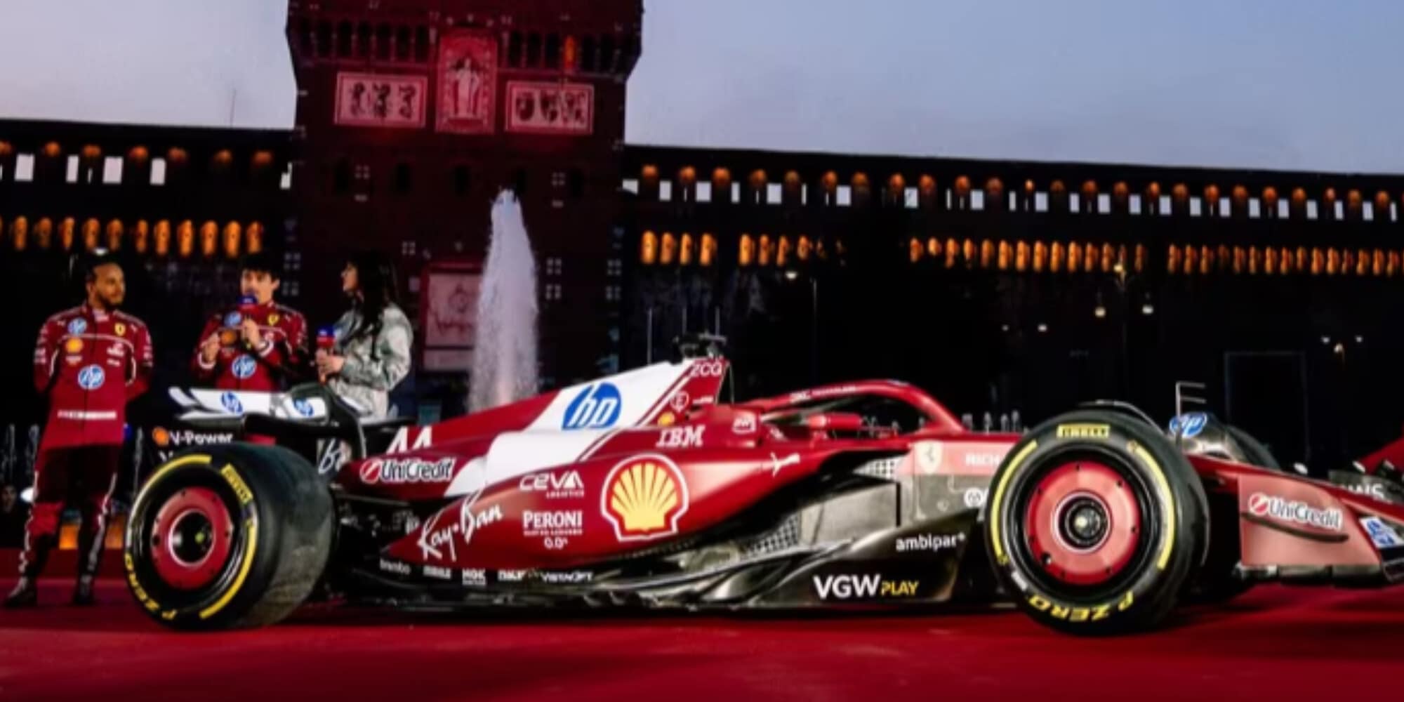 La Ferrari sfreccia a Milano: Hamilton e Leclerc infiammano la passione Rossa