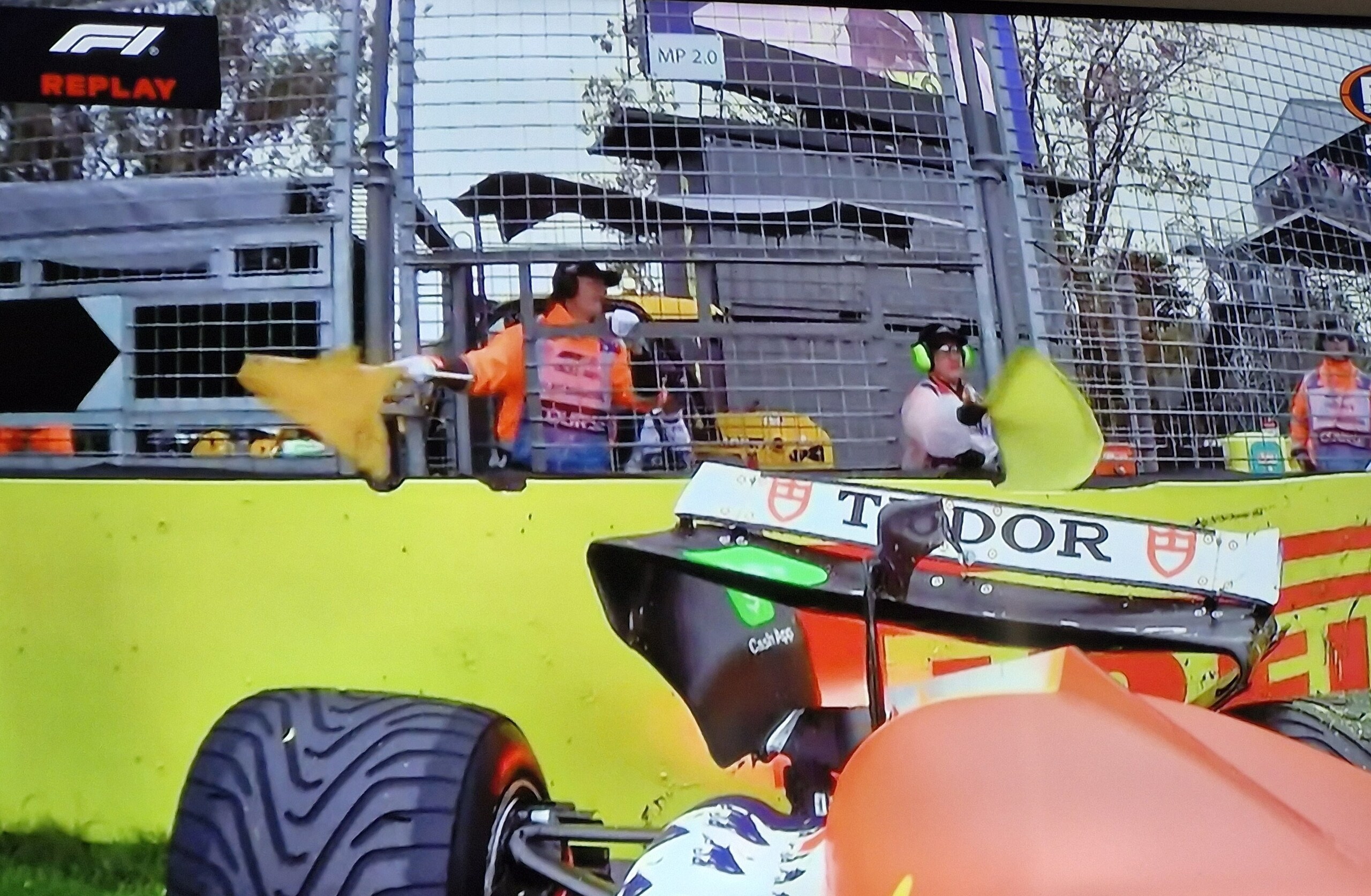 Incidenti, bandiere rosse, pioggia e vento: che incubo il GP Australia