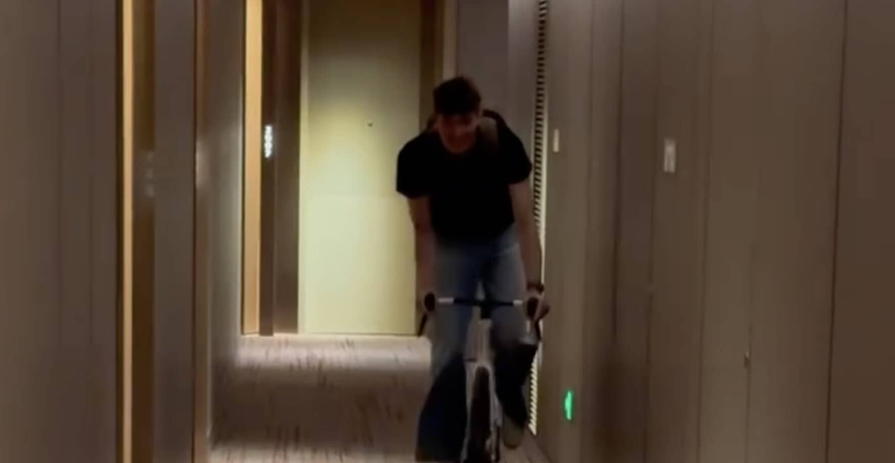 Oliver Bearman va in bici... nei corridoi del suo hotel!