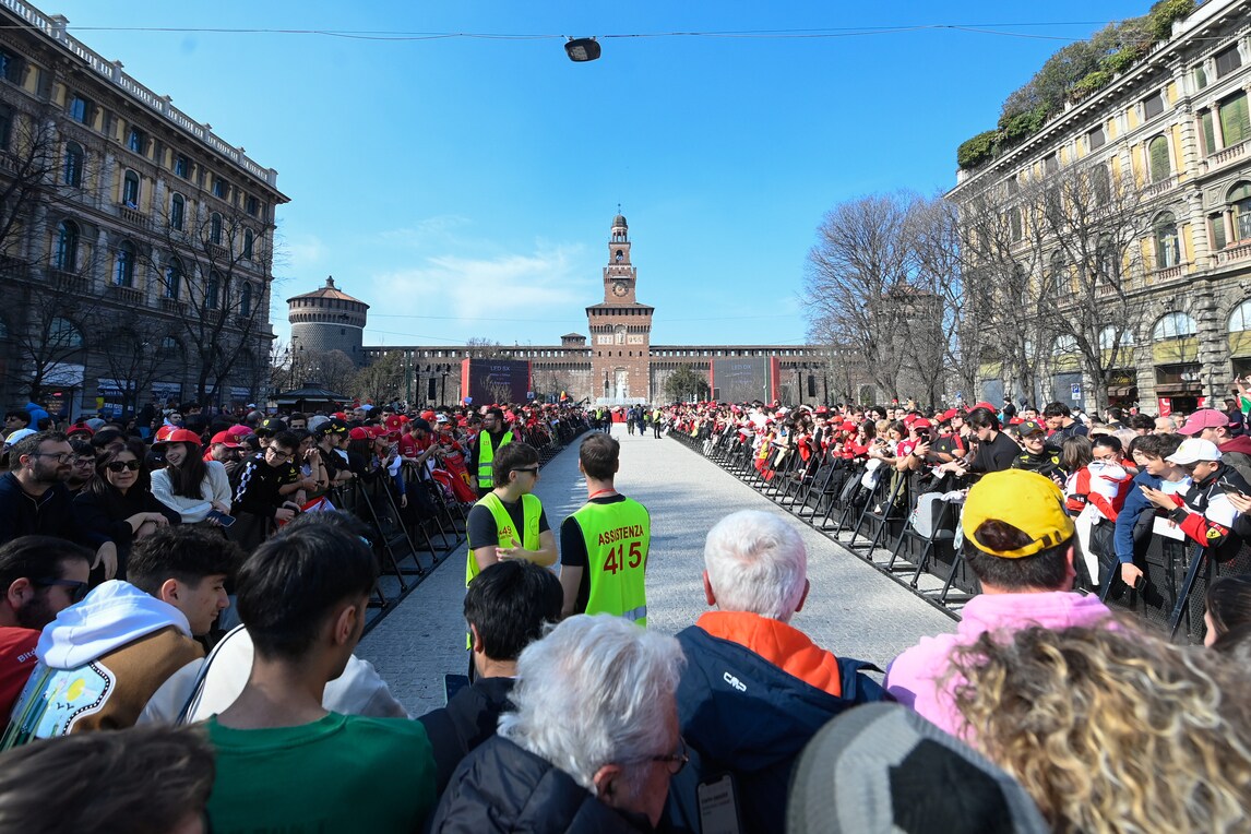 Tifosi Ferrari in delirio a Milano per Hamilton e Leclerc