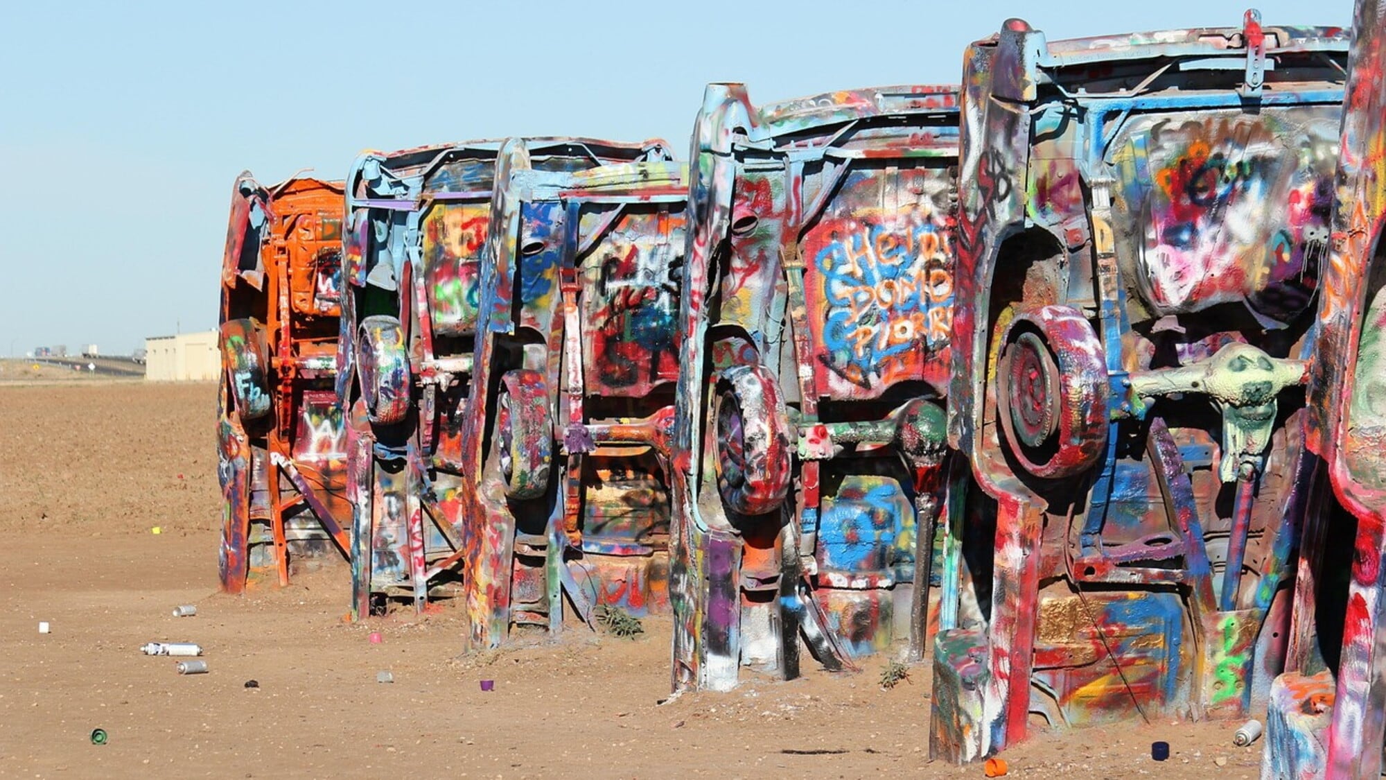 Arte sulla Route 66: il mistero colorato del Cadillac Ranch