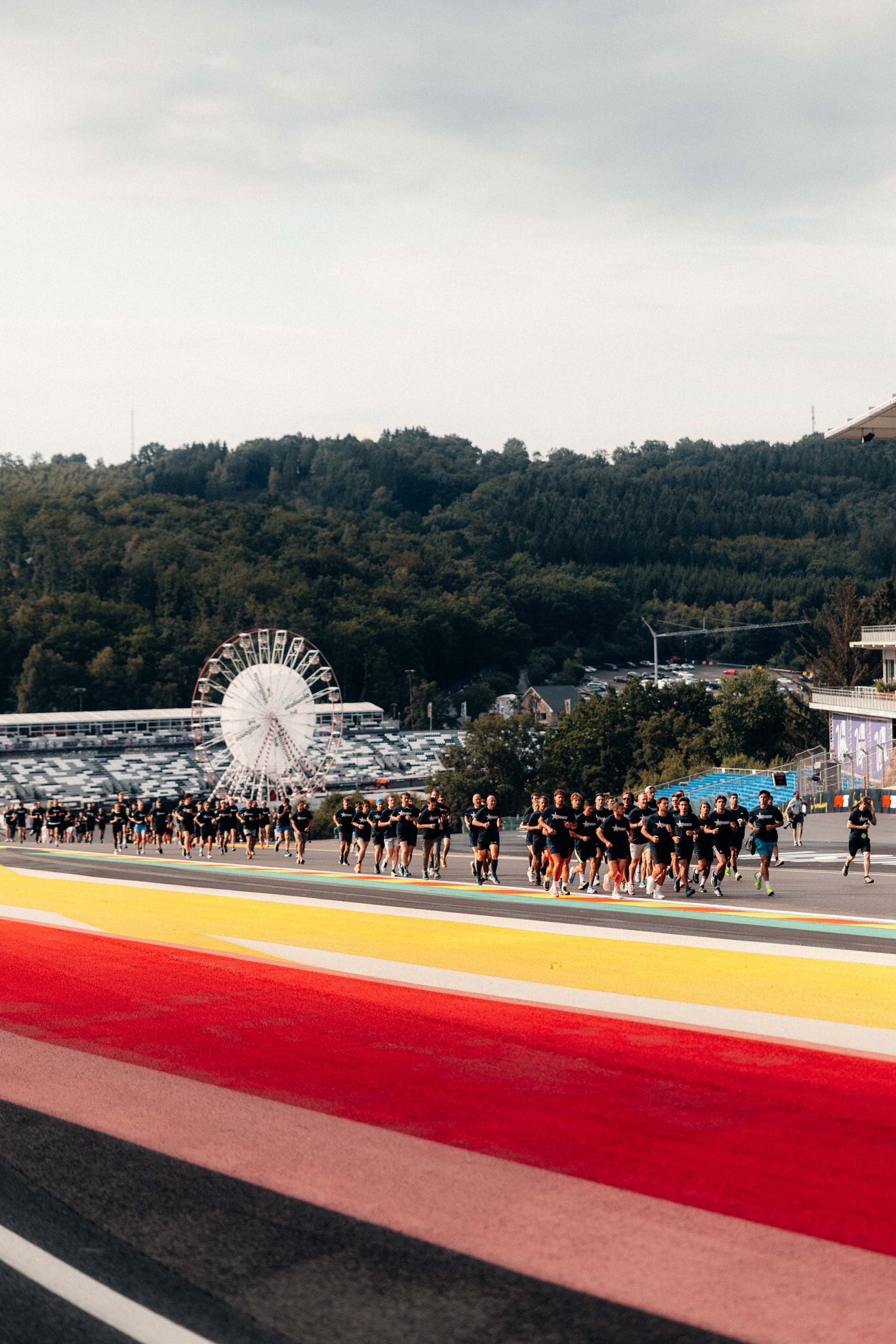 Spa, il ricordo di Hubert e van ’t Hoff: i piloti uniti nel tributo
