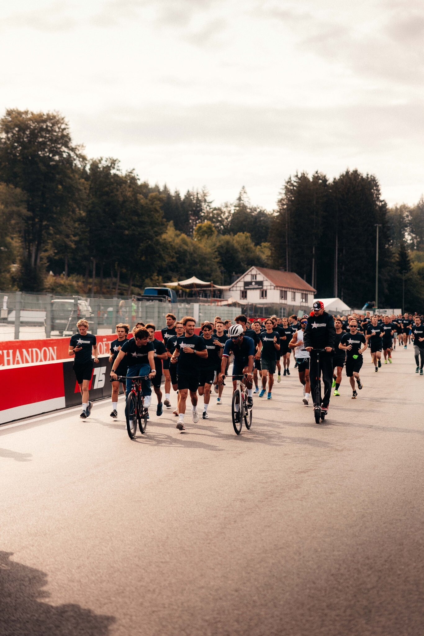 Spa, il ricordo di Hubert e van ’t Hoff: i piloti uniti nel tributo