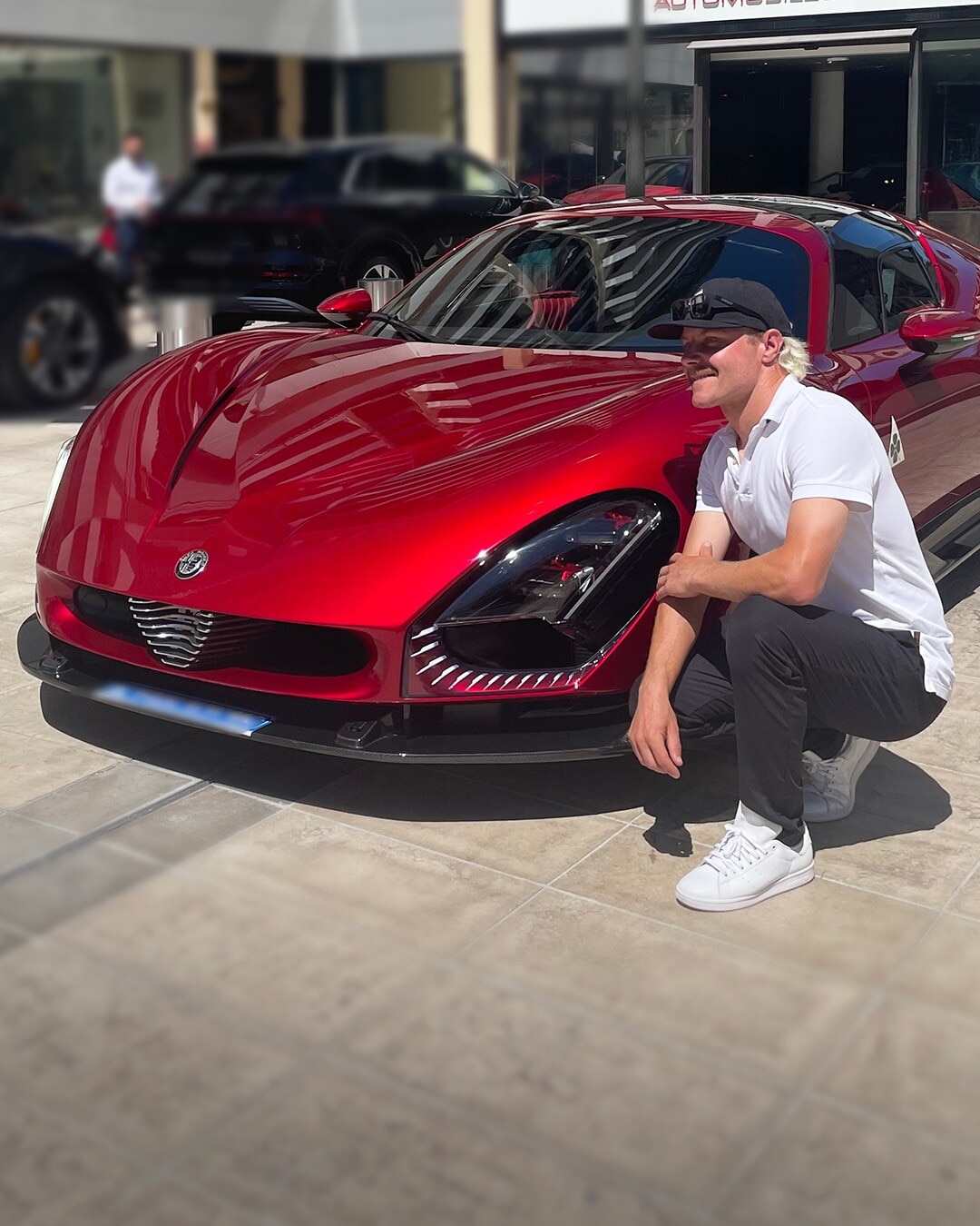 Valtteri Bottas riceve la sua Alfa Romeo 33 Stradale