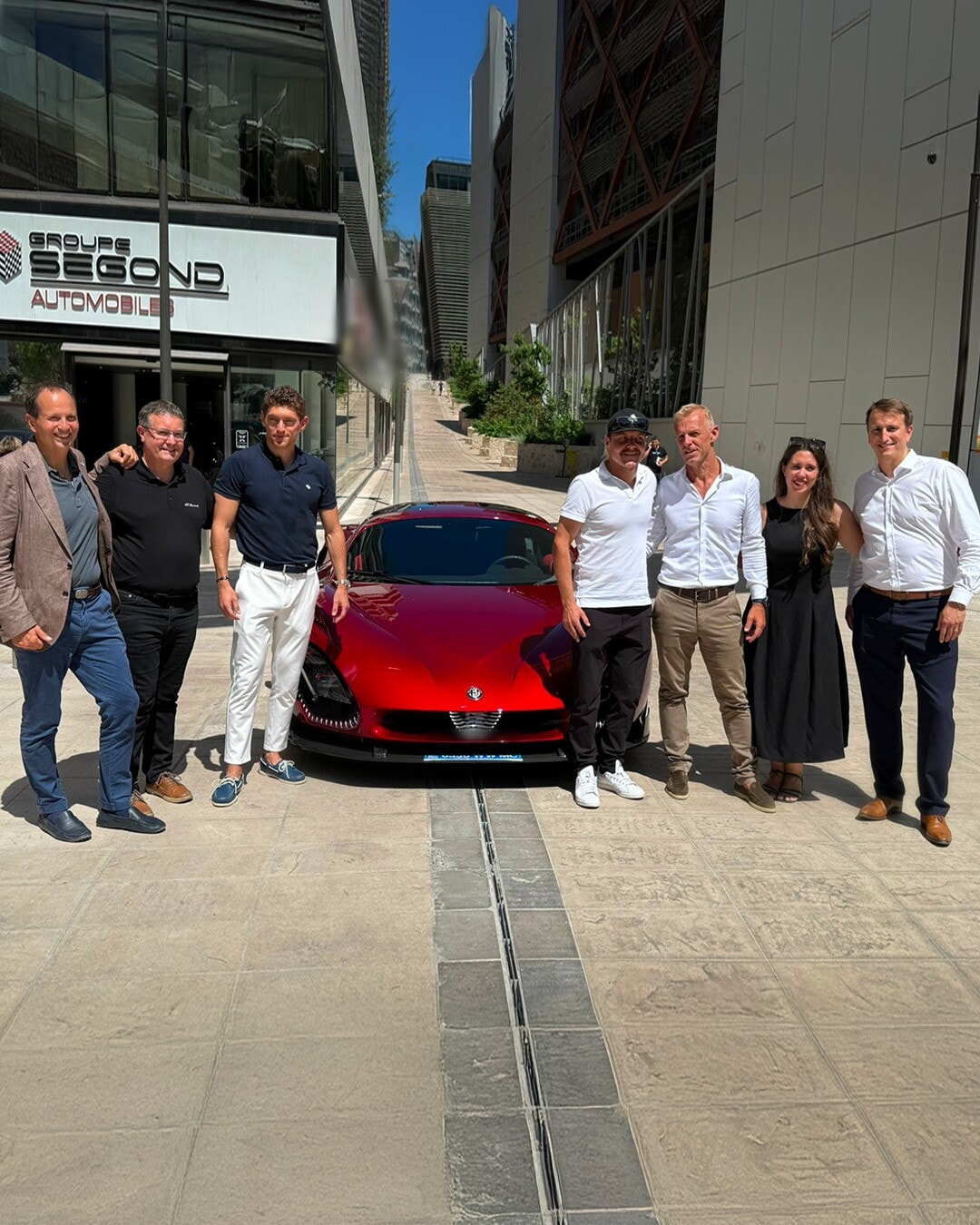 Valtteri Bottas riceve la sua Alfa Romeo 33 Stradale
