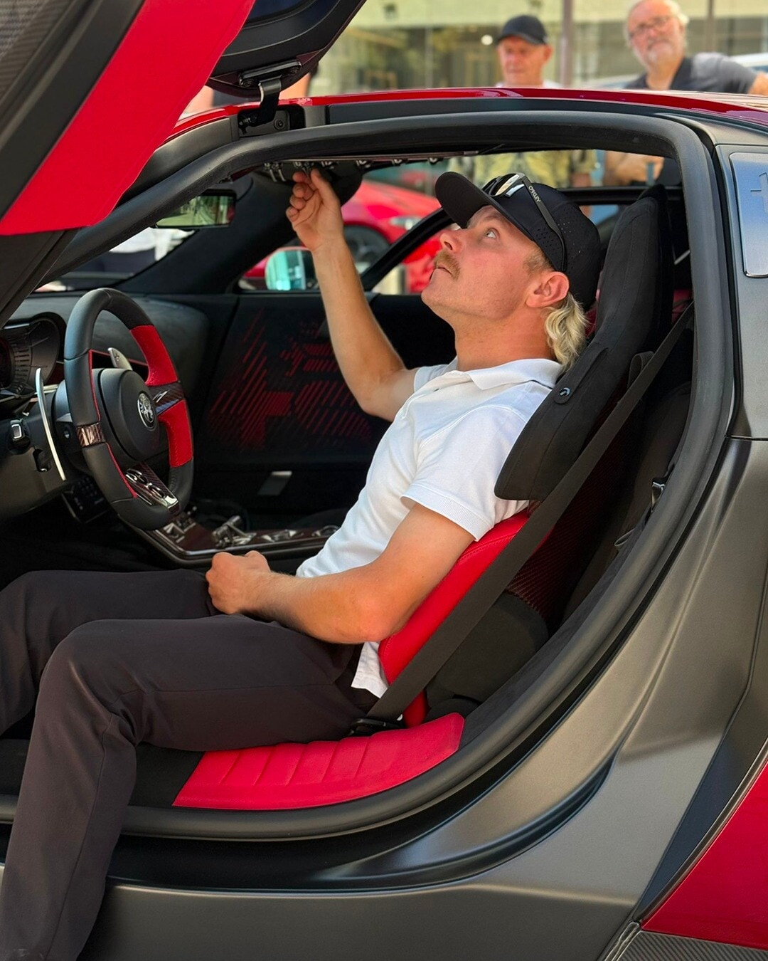 Valtteri Bottas riceve la sua Alfa Romeo 33 Stradale