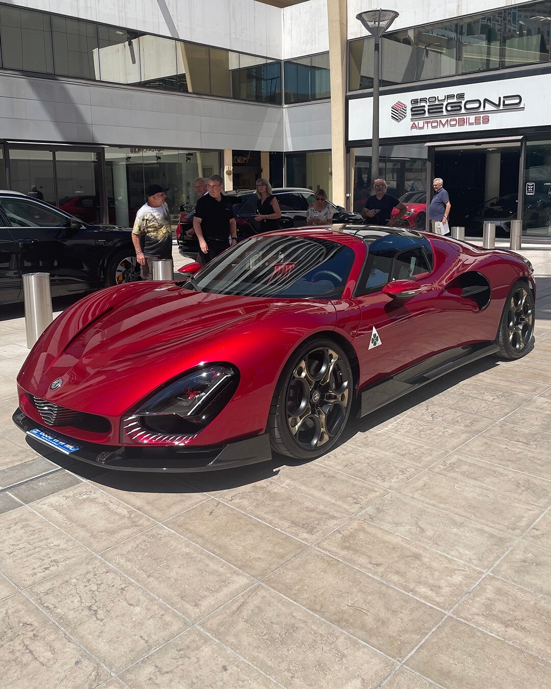 Valtteri Bottas riceve la sua Alfa Romeo 33 Stradale