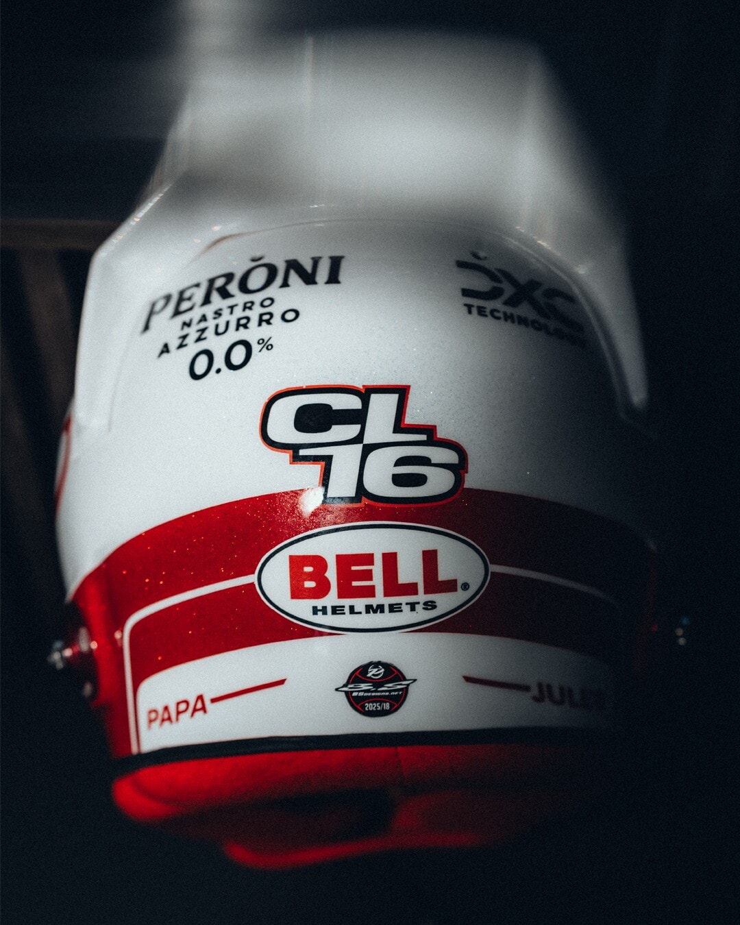 Charles Leclerc con casco speciale in Ungheria: il design ad opera di due amici
