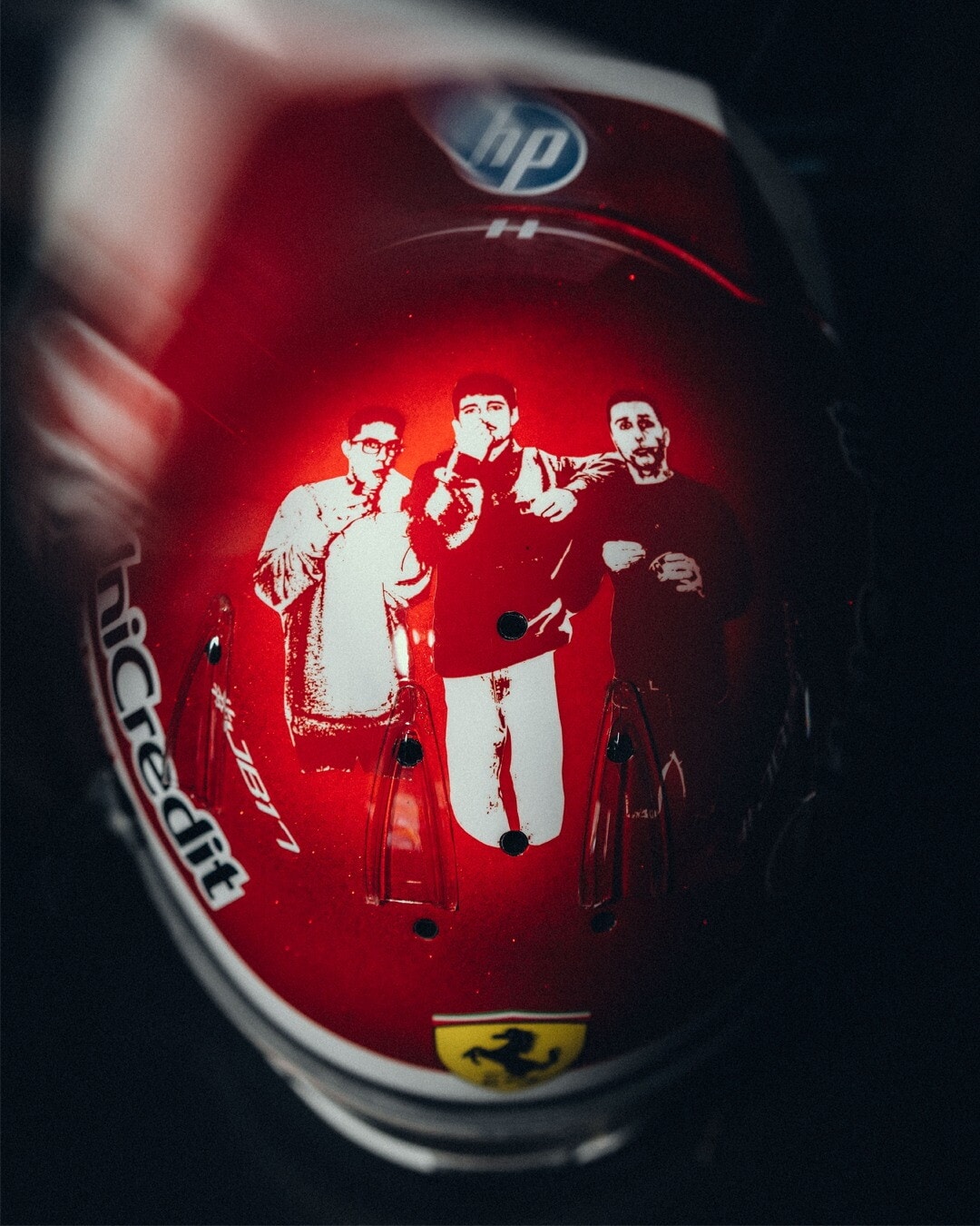 Charles Leclerc con casco speciale in Ungheria: il design ad opera di due amici