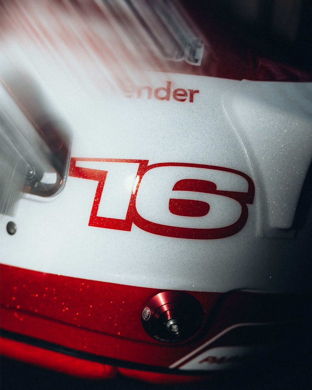 Charles Leclerc con casco speciale in Ungheria: il design ad opera di due amici