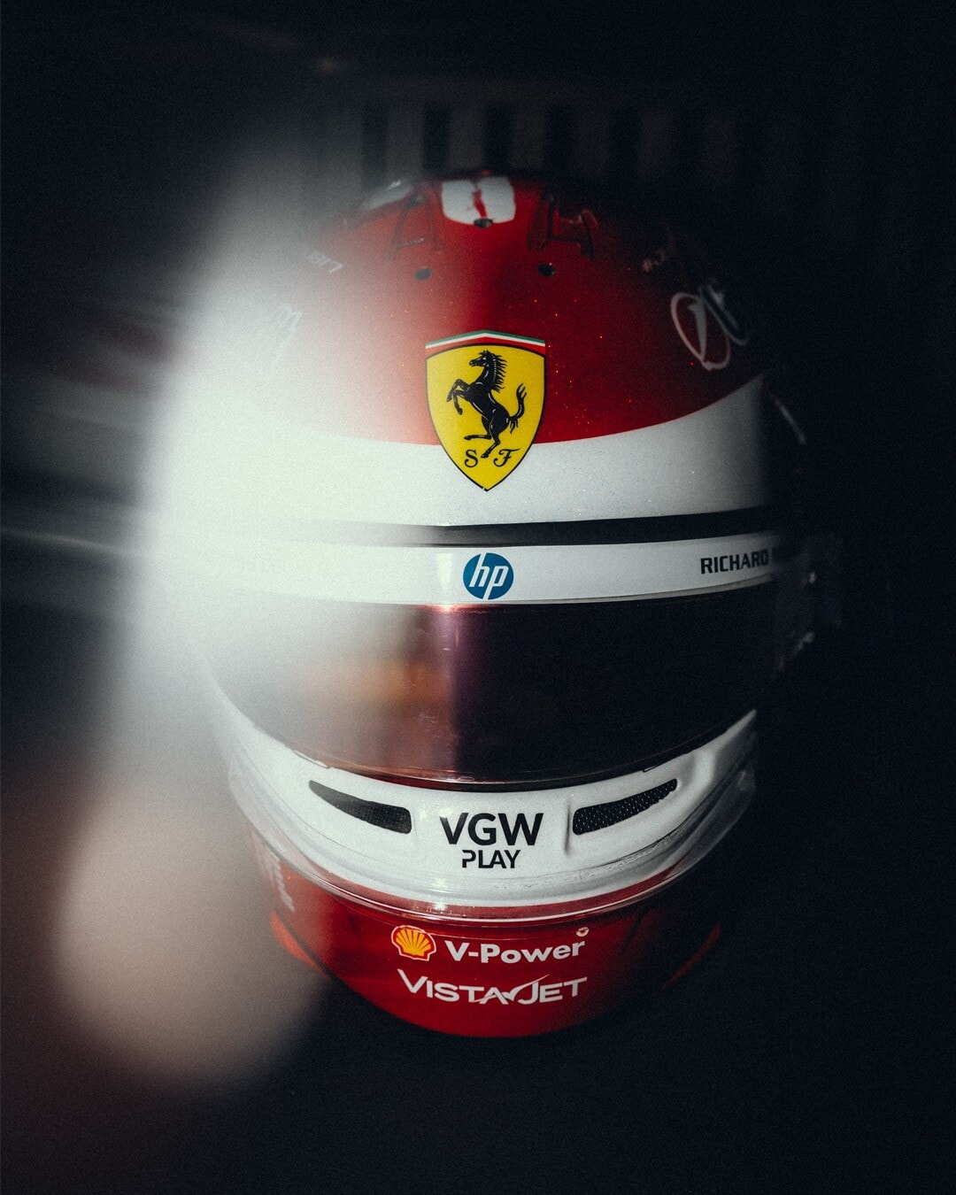 Charles Leclerc con casco speciale in Ungheria: il design ad opera di due amici