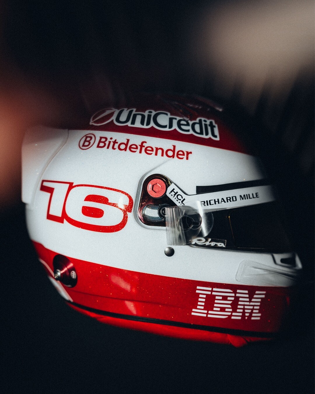 Charles Leclerc con casco speciale in Ungheria: il design ad opera di due amici