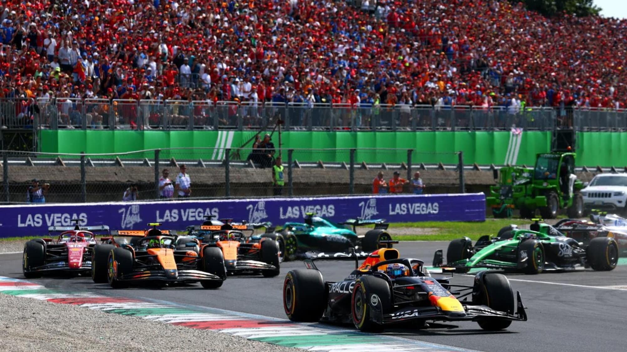 GP Italia: Verstappen domina, Leclerc ci prova e le McLaren si scambiano le posizioni