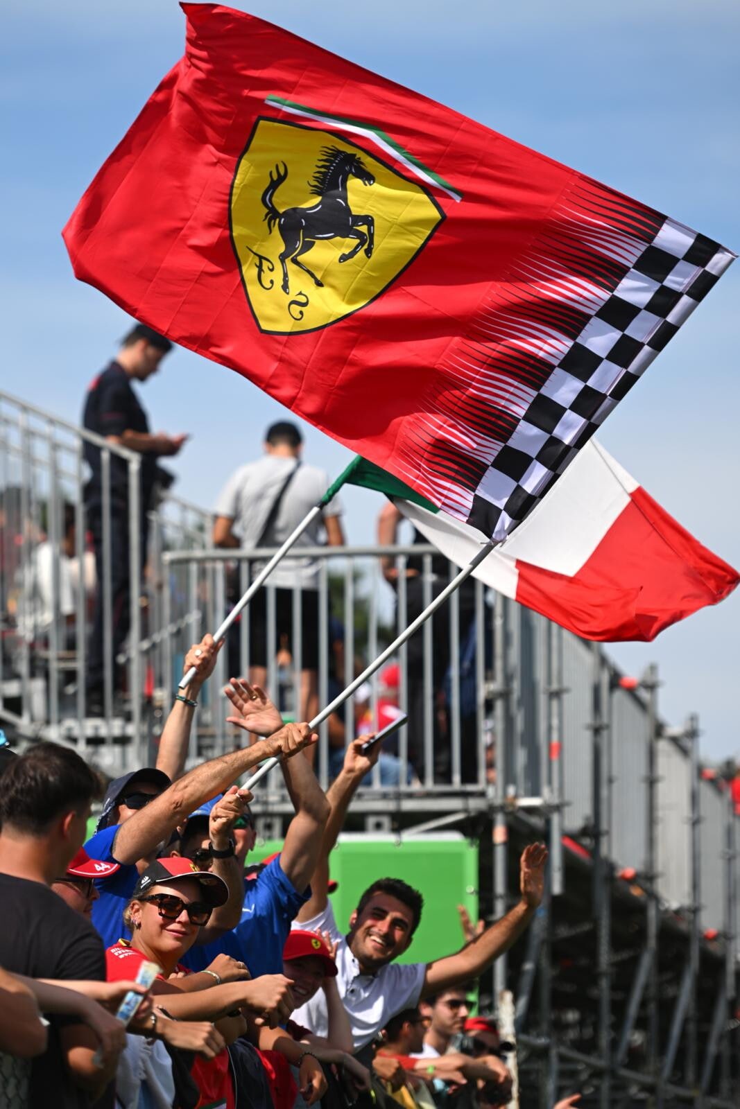 Monza, la marea dei Tifosi Ferrari (e non solo) al GP d'Italia