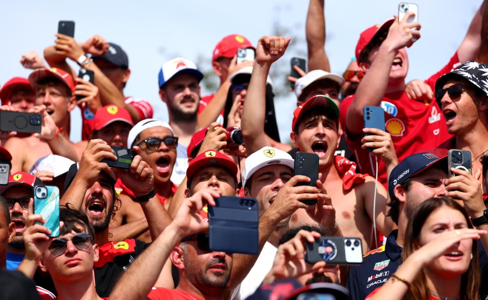 Monza, la marea dei Tifosi Ferrari (e non solo) al GP d'Italia