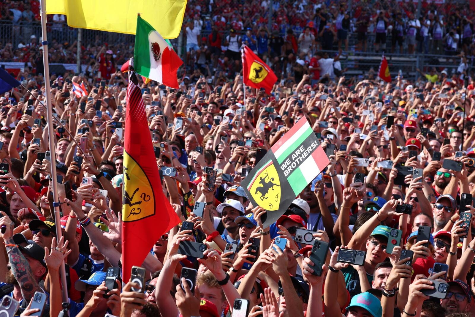 Monza, la marea dei Tifosi Ferrari (e non solo) al GP d'Italia
