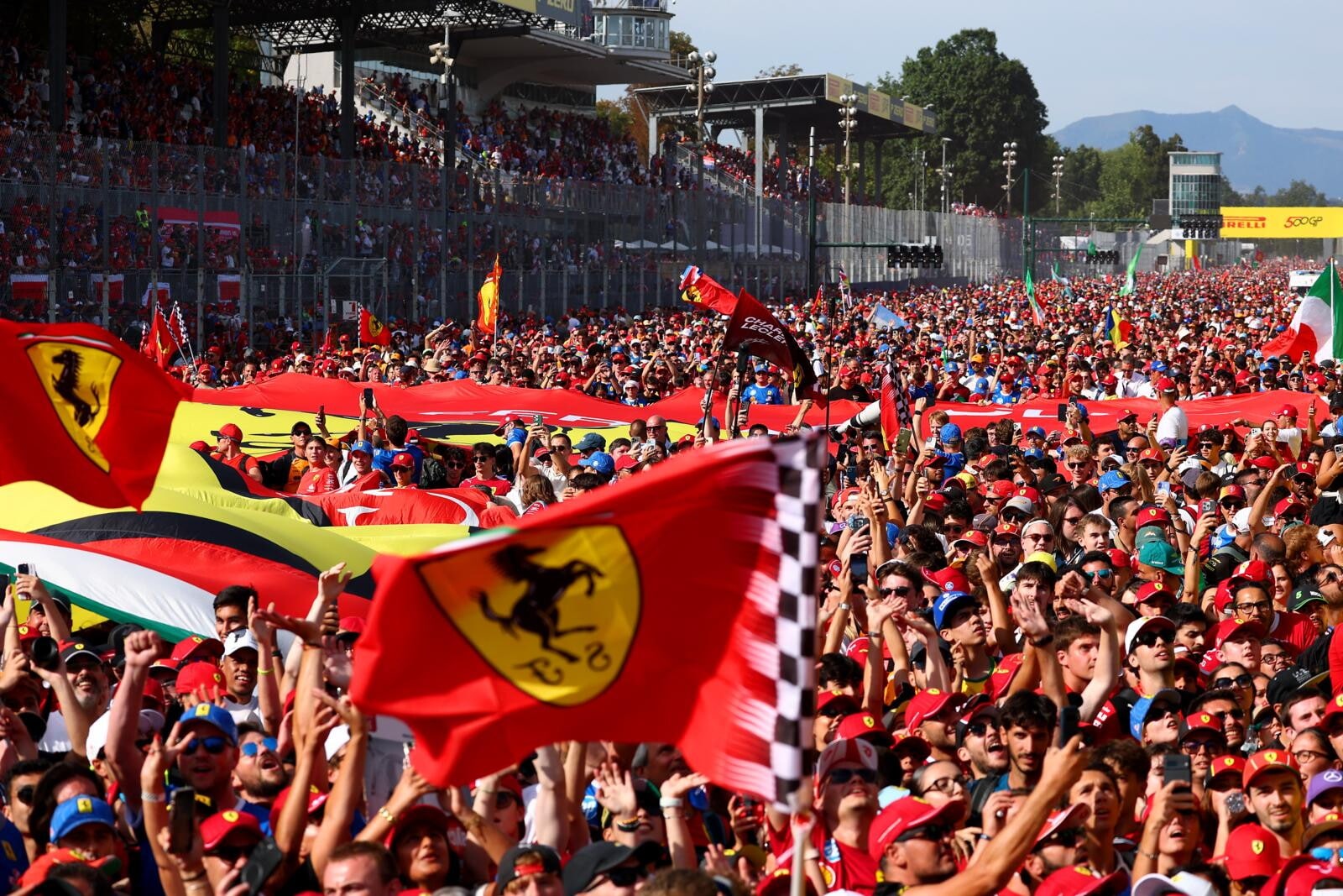 Monza, la marea dei Tifosi Ferrari (e non solo) al GP d'Italia