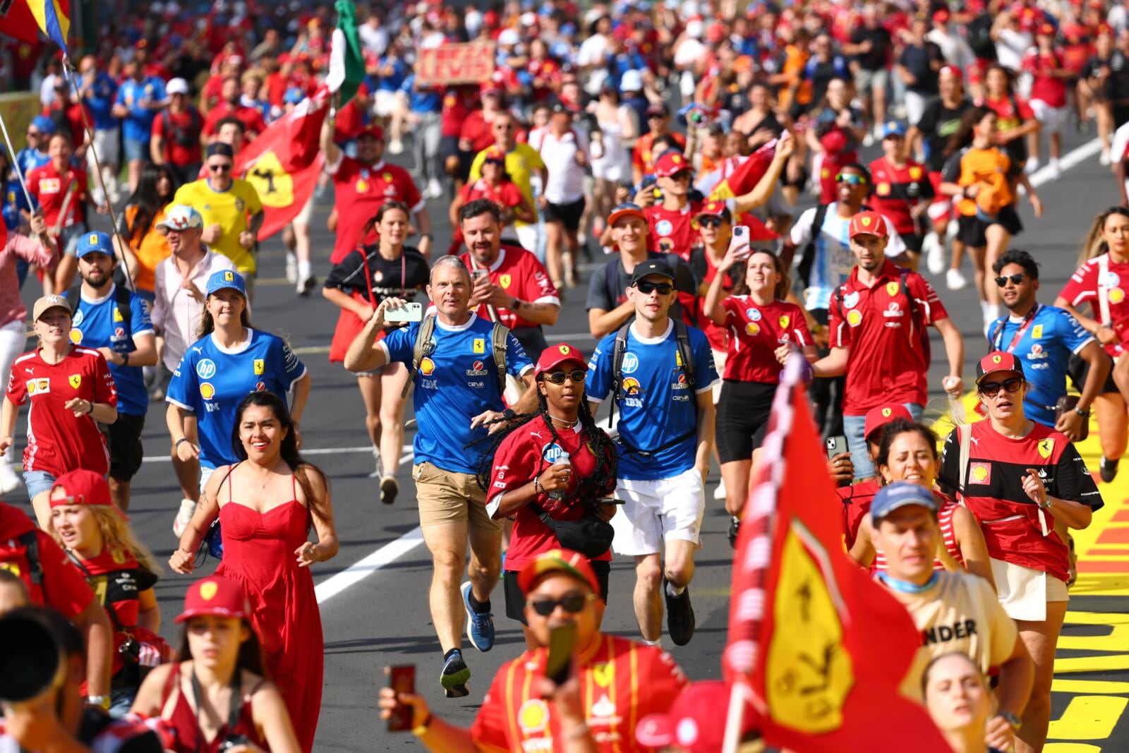 Monza, la marea dei Tifosi Ferrari (e non solo) al GP d'Italia