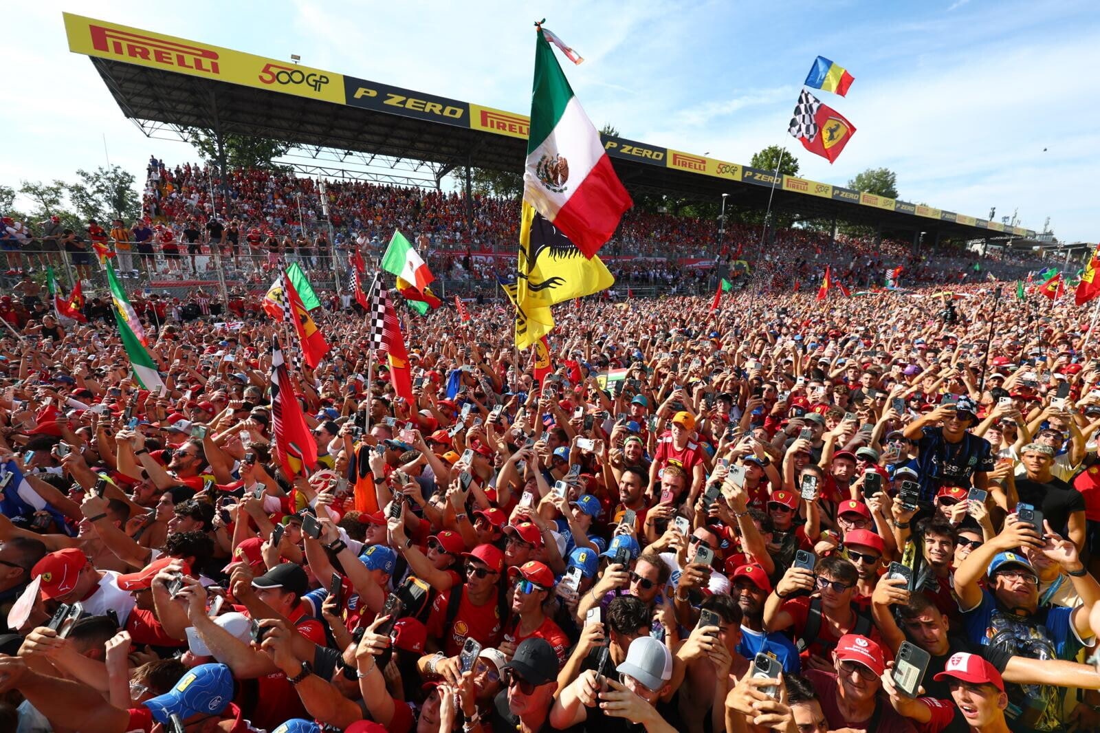 Monza, la marea dei Tifosi Ferrari (e non solo) al GP d'Italia