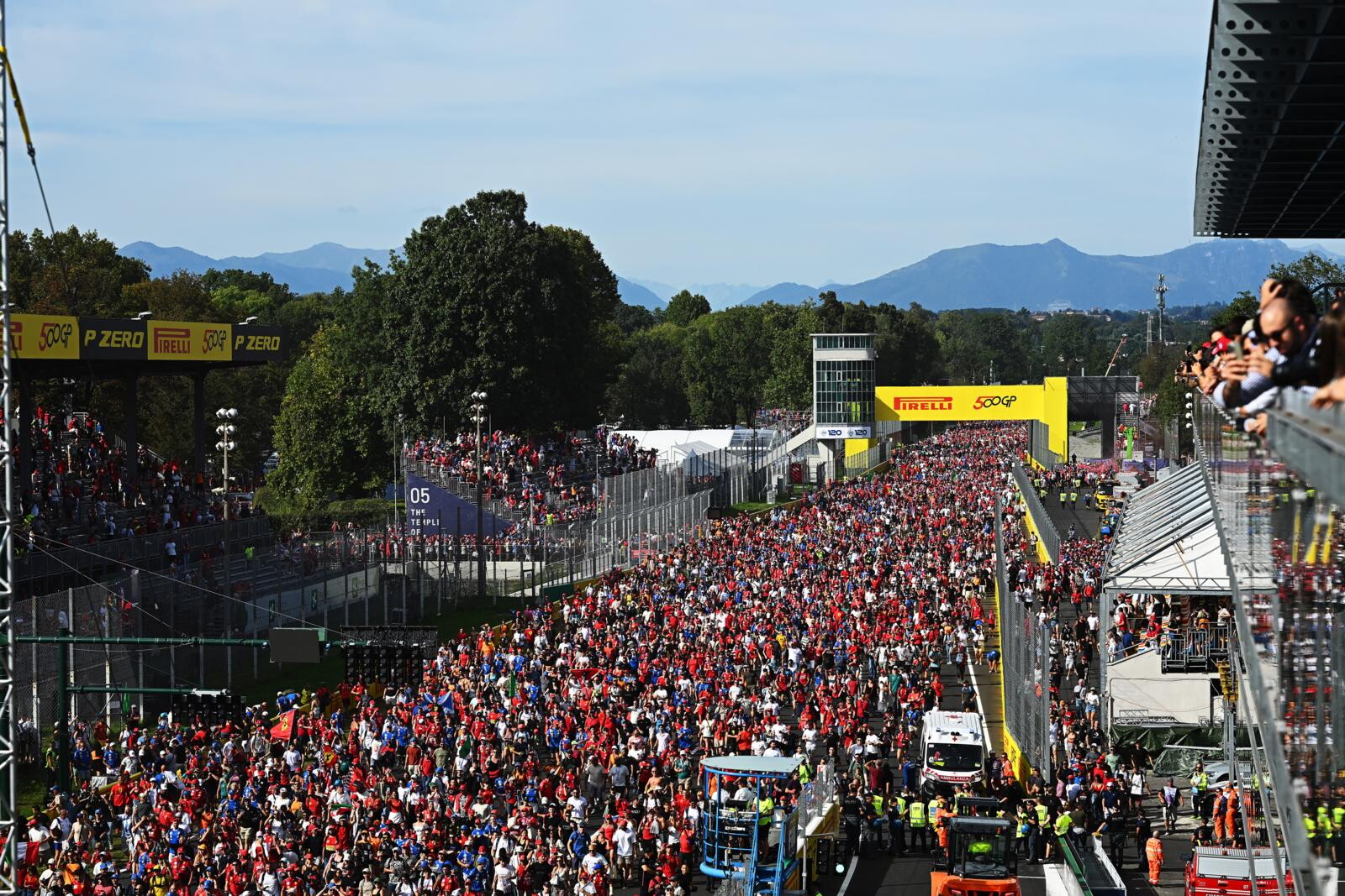Monza, la marea dei Tifosi Ferrari (e non solo) al GP d'Italia