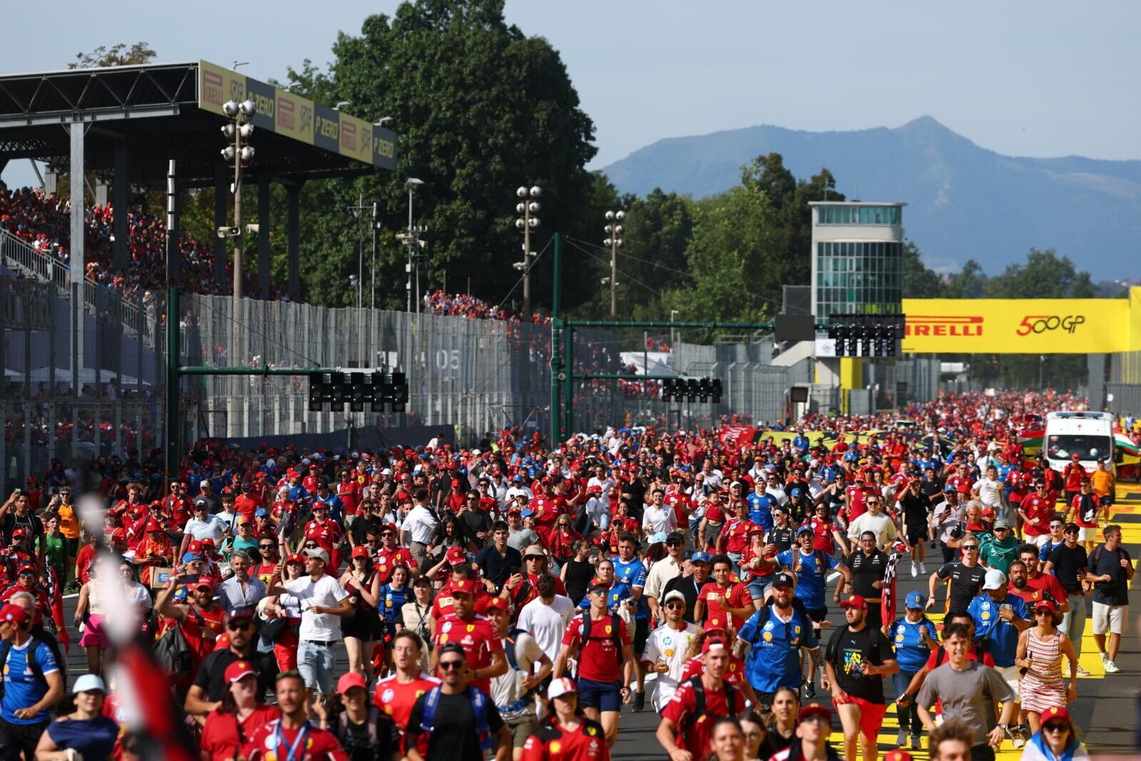 Monza, la marea dei Tifosi Ferrari (e non solo) al GP d'Italia