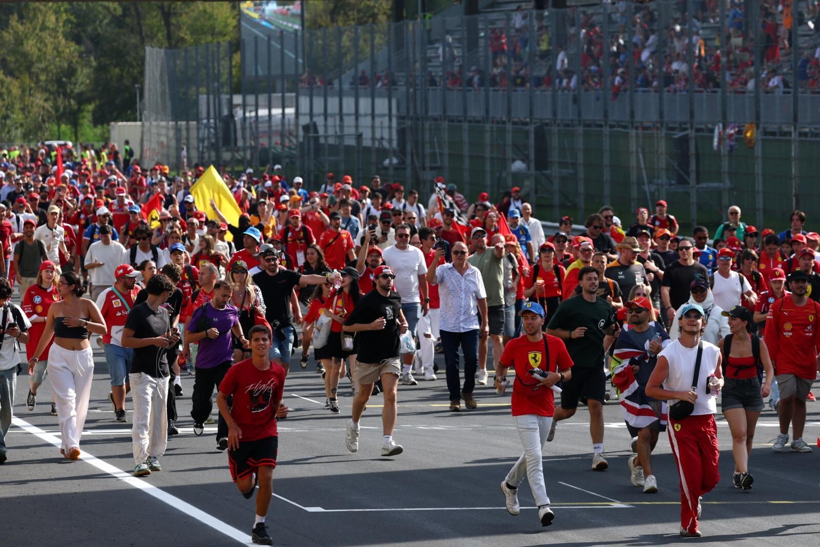 Monza, la marea dei Tifosi Ferrari (e non solo) al GP d'Italia