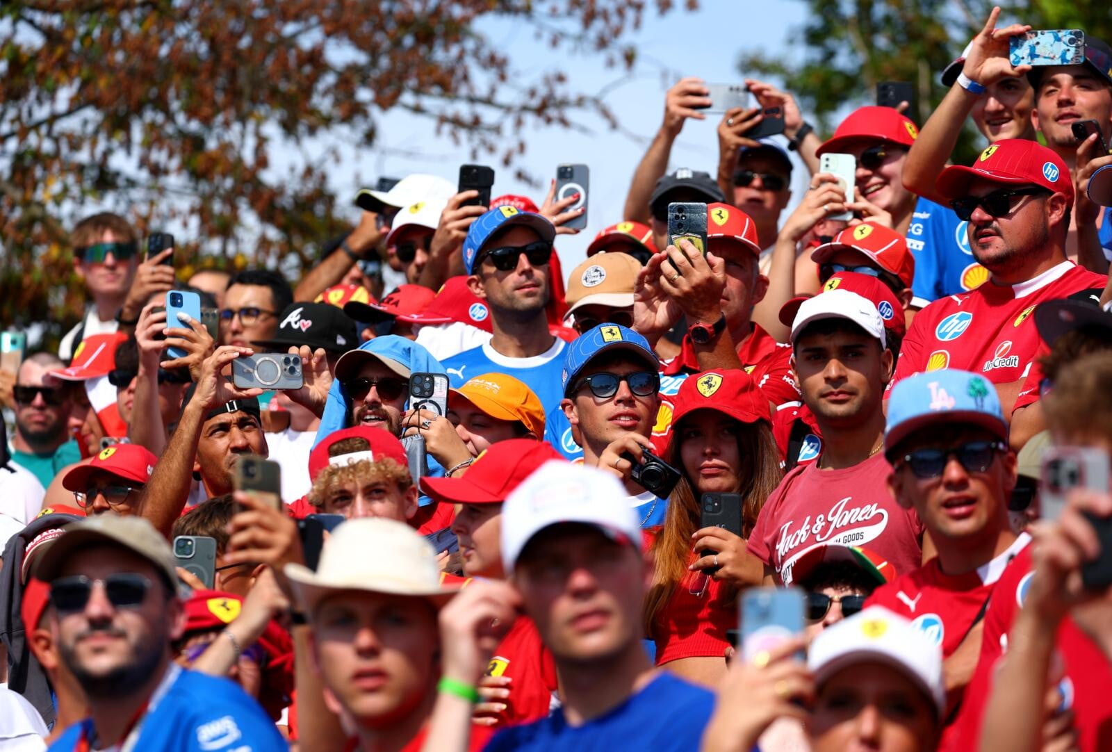 Monza, la marea dei Tifosi Ferrari (e non solo) al GP d'Italia