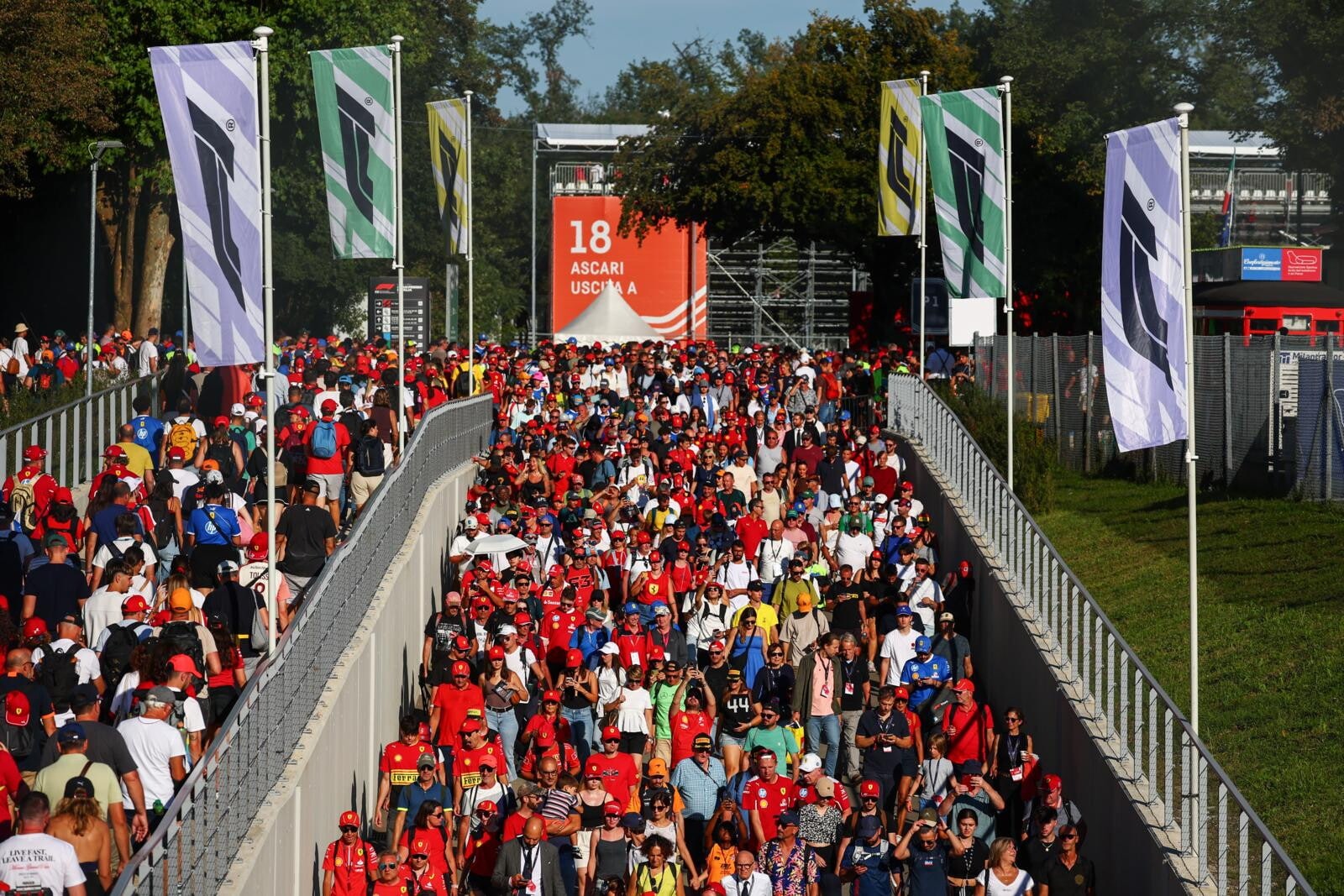 Monza, la marea dei Tifosi Ferrari (e non solo) al GP d'Italia