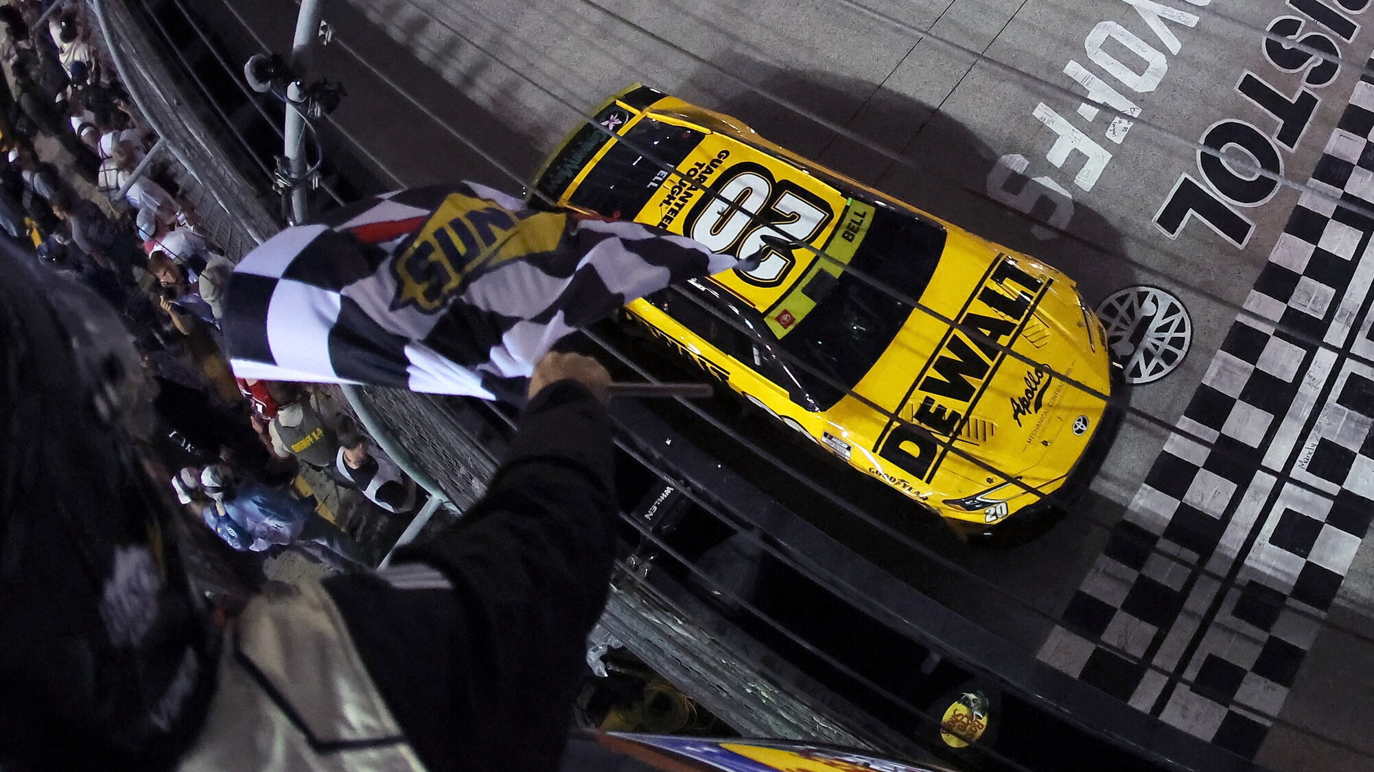 NASCAR: Bell vince la lotteria delle gomme