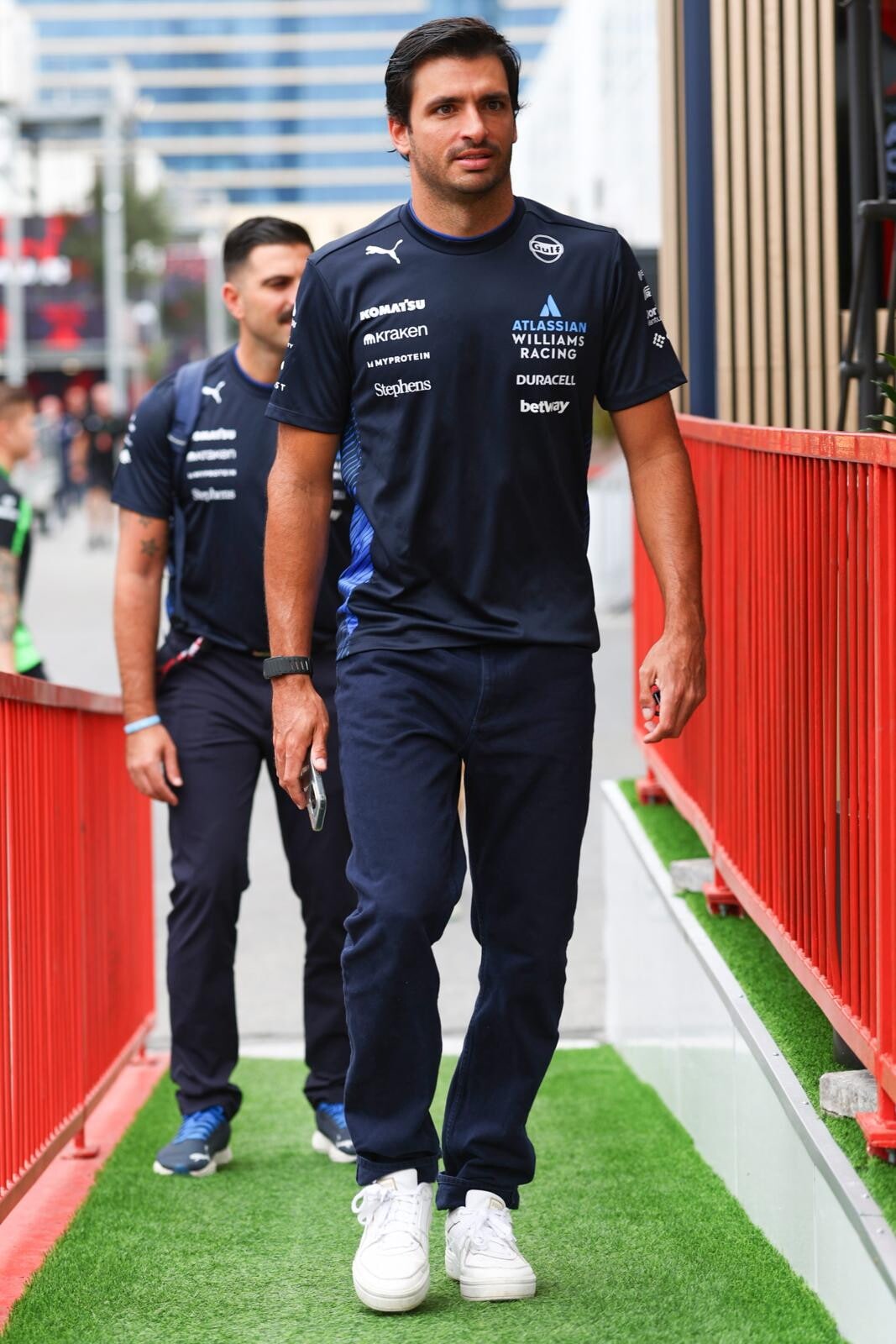 Media day a Baku: i piloti arrivano nel paddock, Russell costretto al riposo