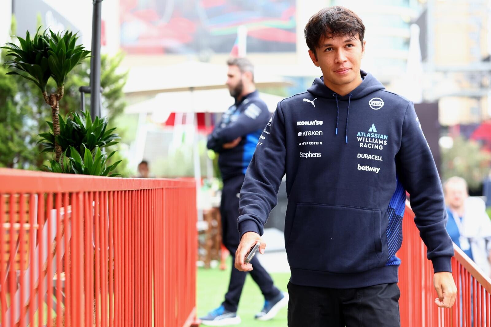 Media day a Baku: i piloti arrivano nel paddock, Russell costretto al riposo