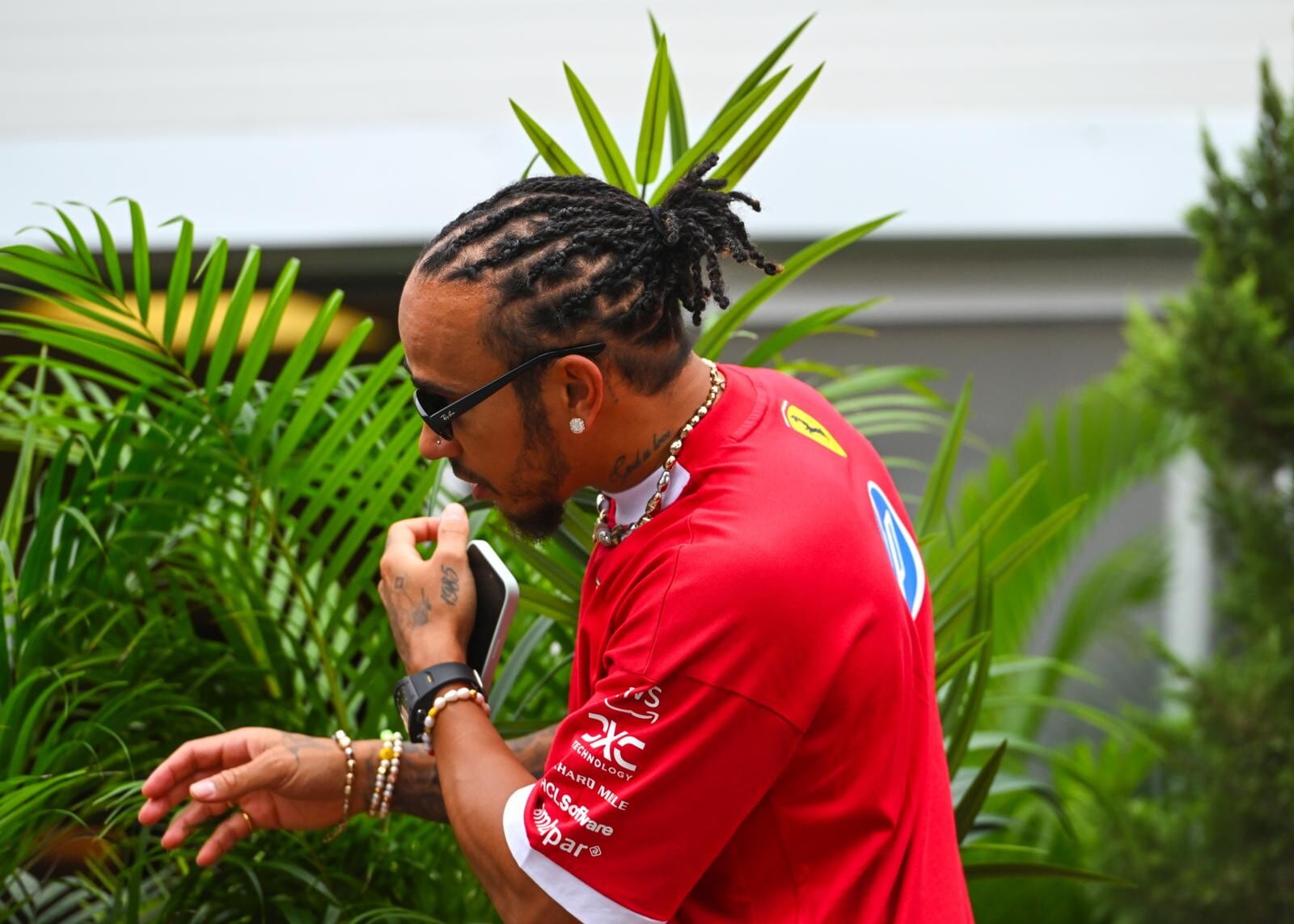 Media day a Baku: i piloti arrivano nel paddock, Russell costretto al riposo