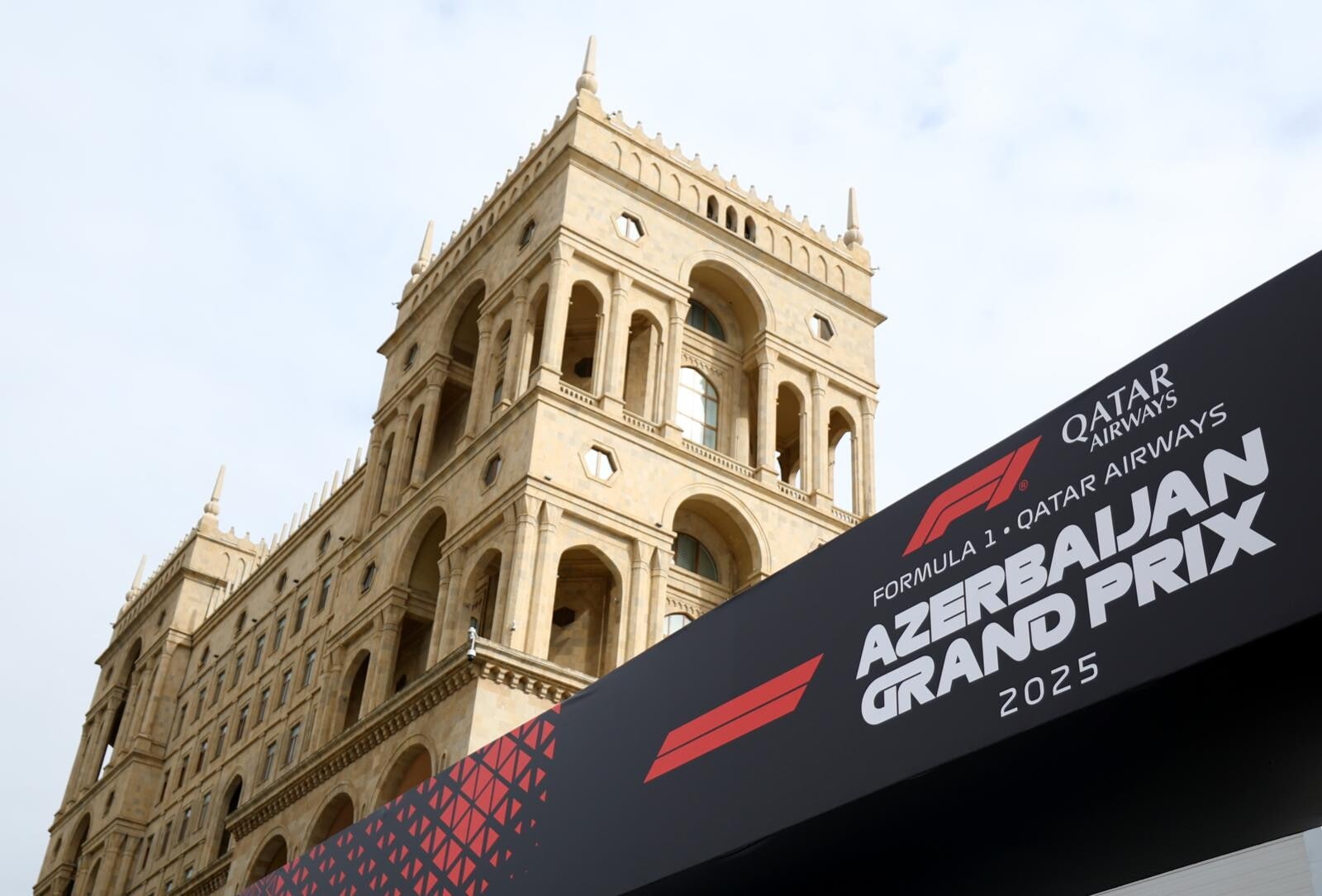 Media day a Baku: i piloti arrivano nel paddock, Russell costretto al riposo