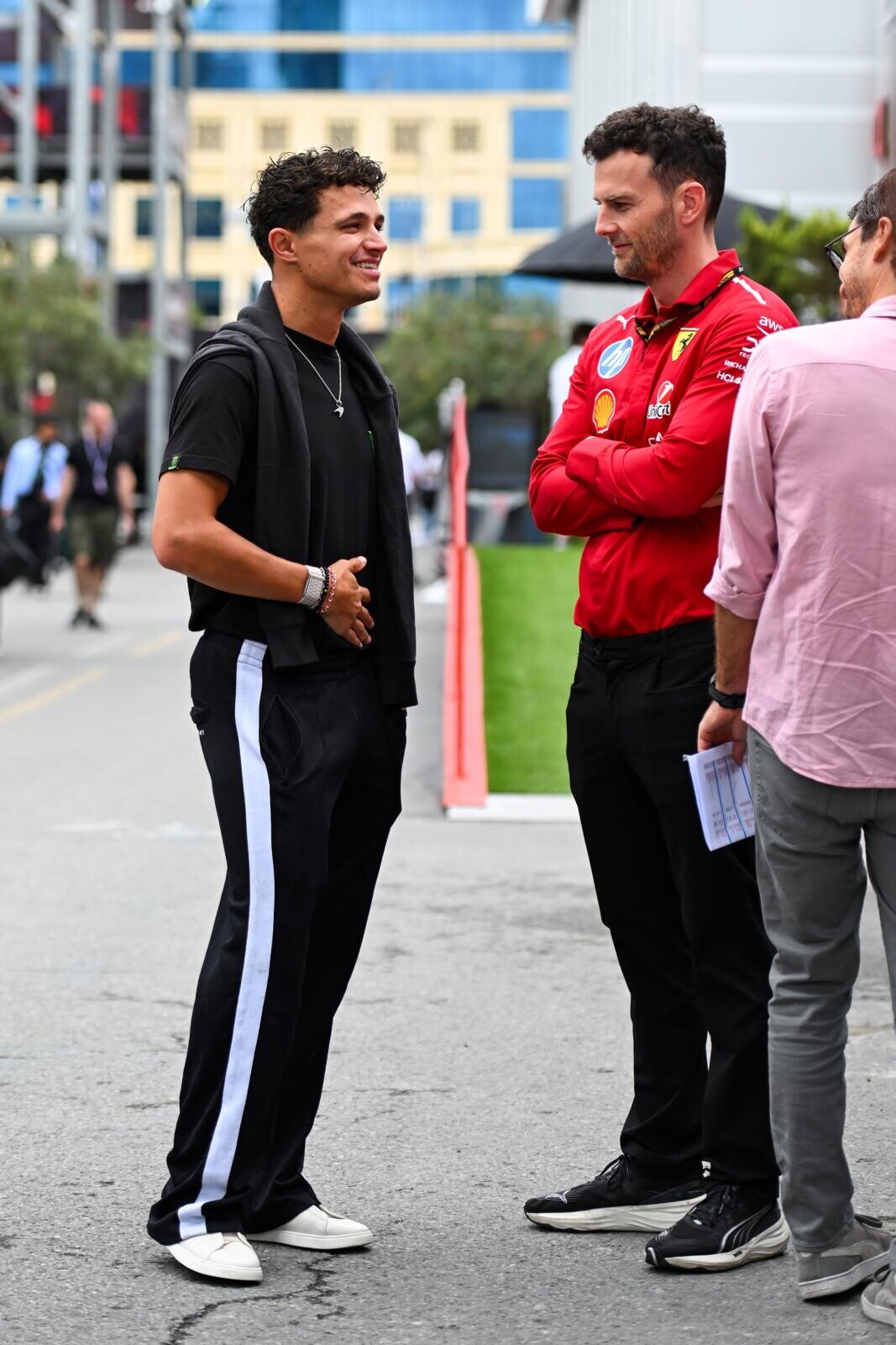 Media day a Baku: i piloti arrivano nel paddock, Russell costretto al riposo