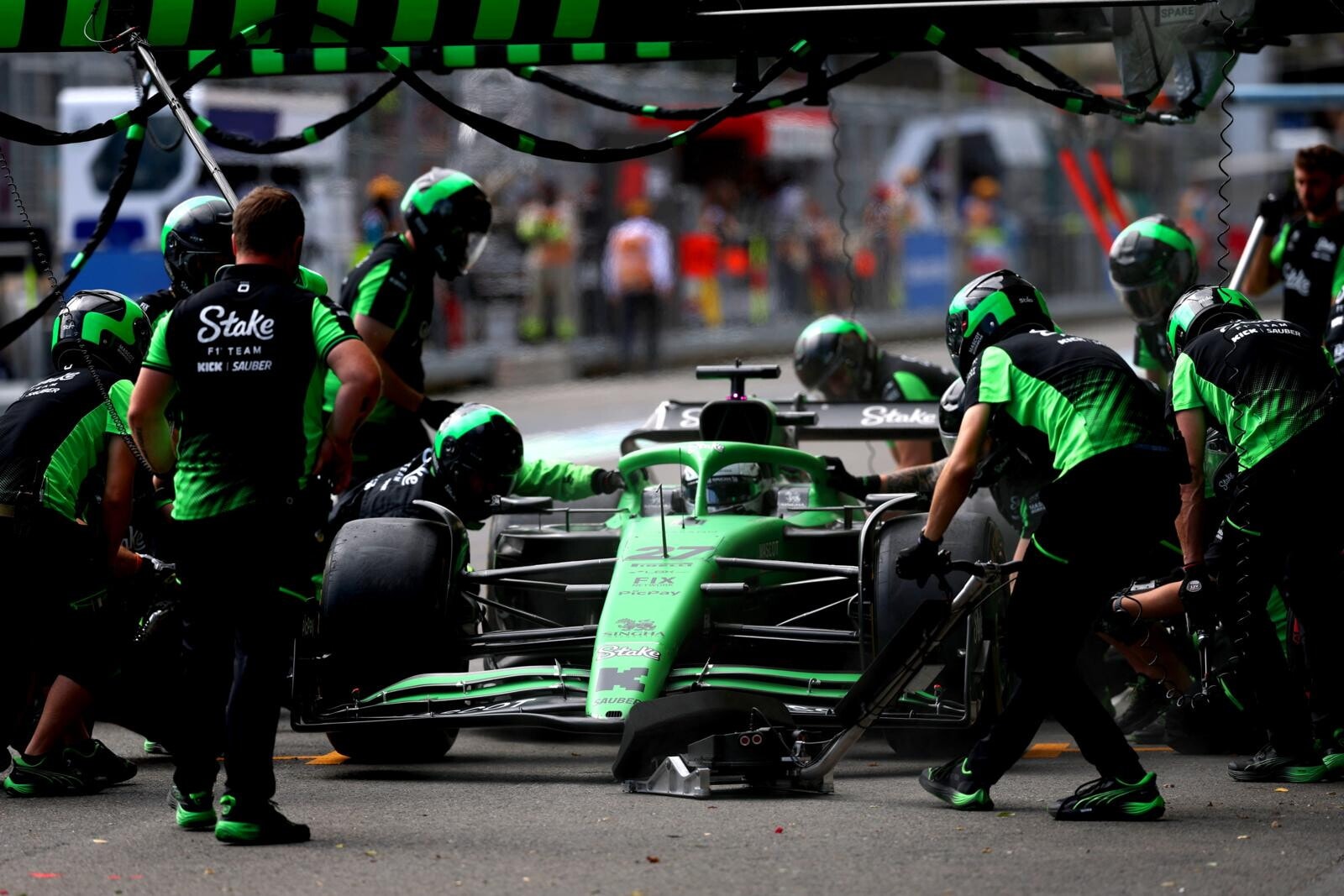 Baku da record: mai così tante bandiere rosse in una qualifica