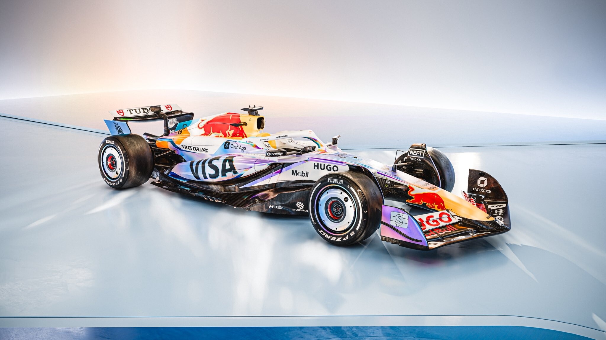 Racing Bulls brilla a Las Vegas con una livrea olografica