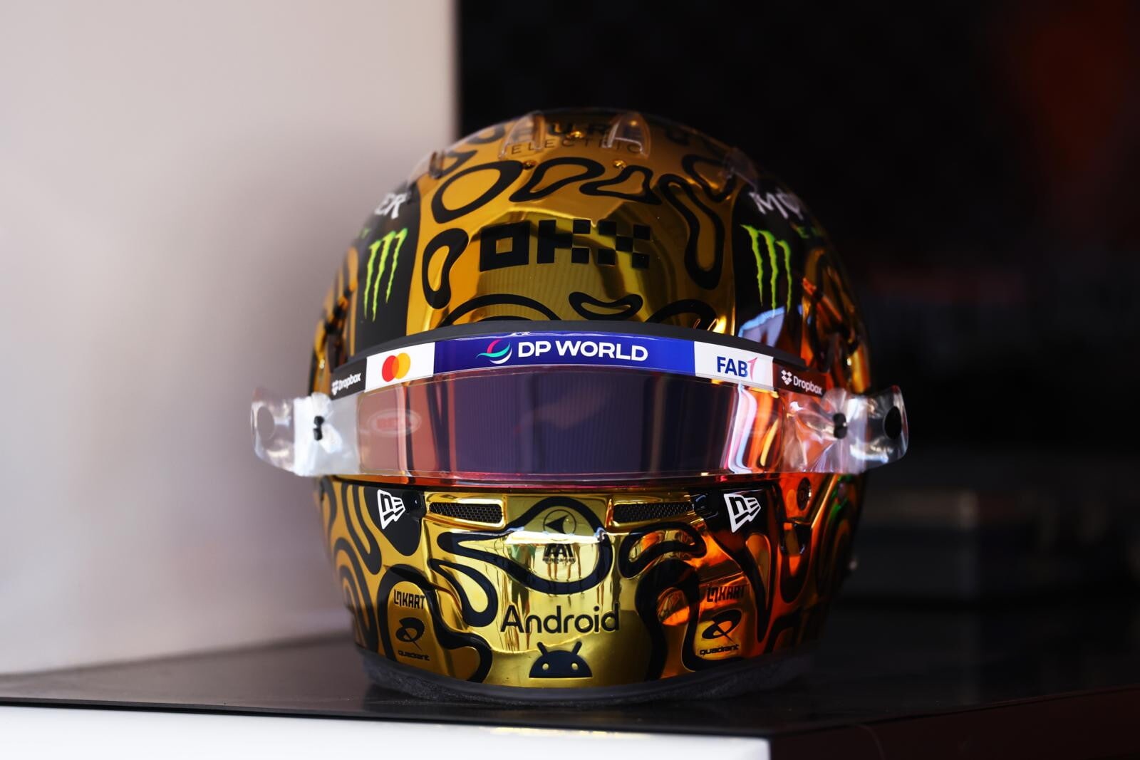 Norris sfoggia un casco d’oro ai test di Abu Dhabi