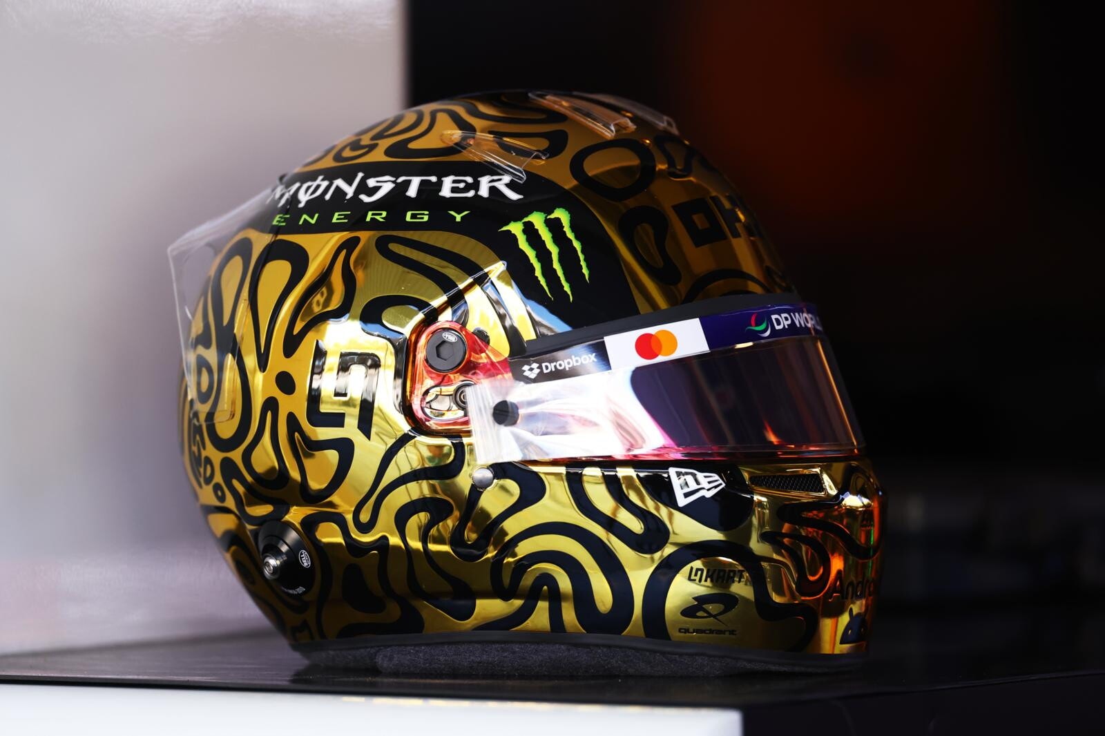 Norris sfoggia un casco d’oro ai test di Abu Dhabi
