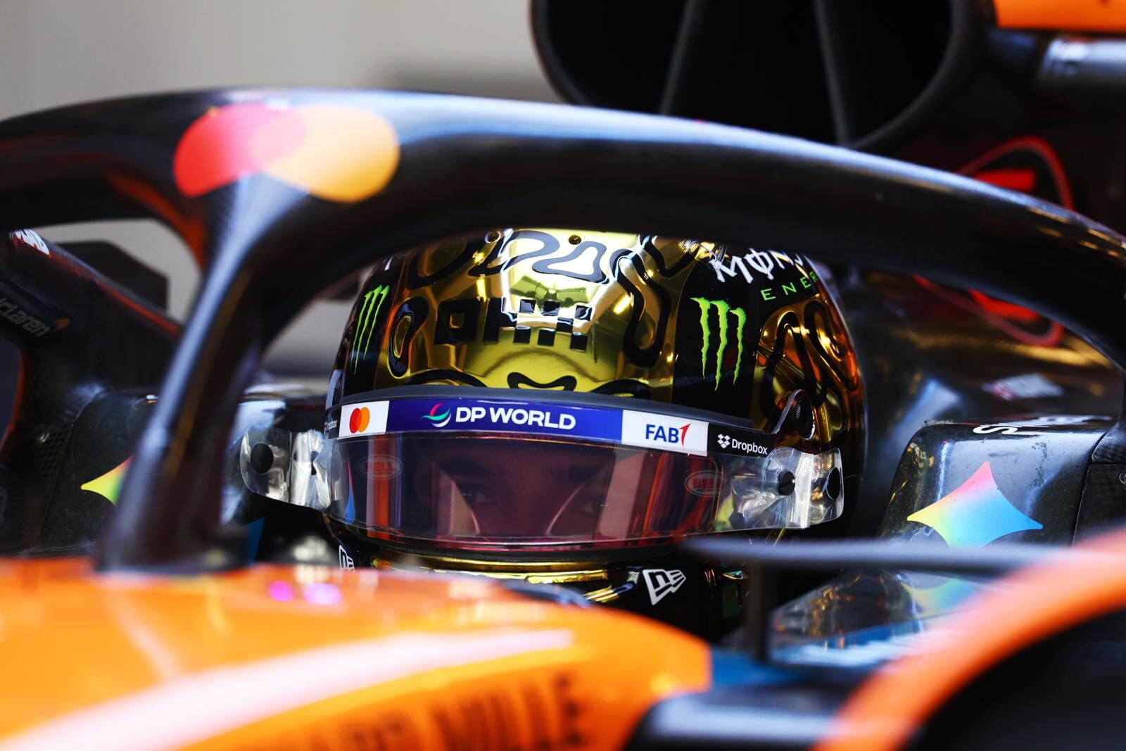 Norris sfoggia un casco d’oro ai test di Abu Dhabi