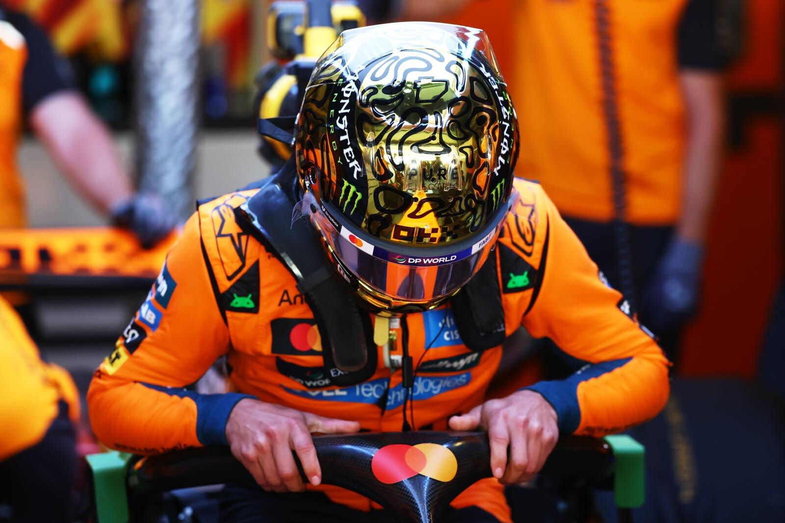 Norris sfoggia un casco d’oro ai test di Abu Dhabi