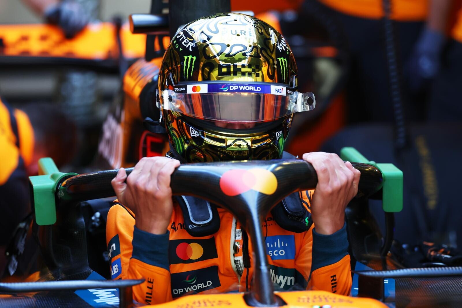 Norris sfoggia un casco d’oro ai test di Abu Dhabi