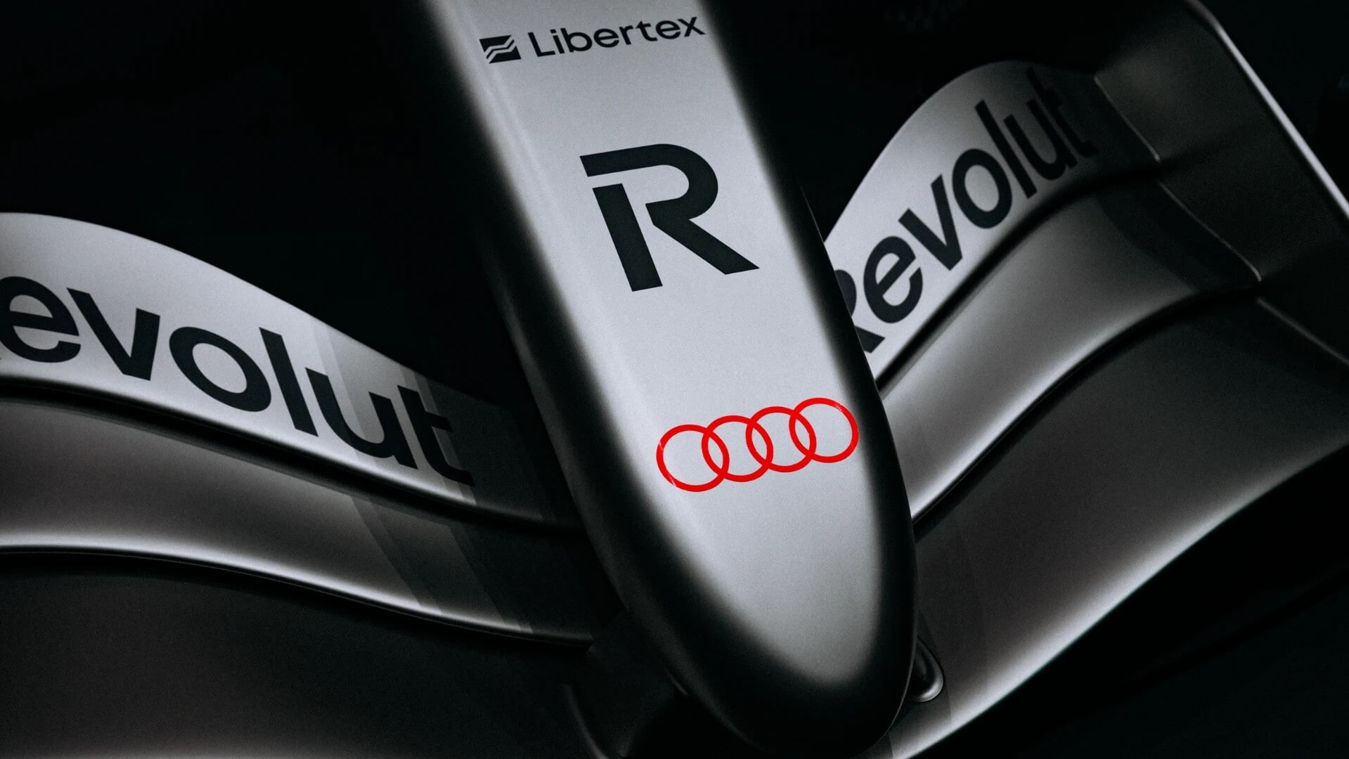 Audi R26, domina l'argento sulla livrea